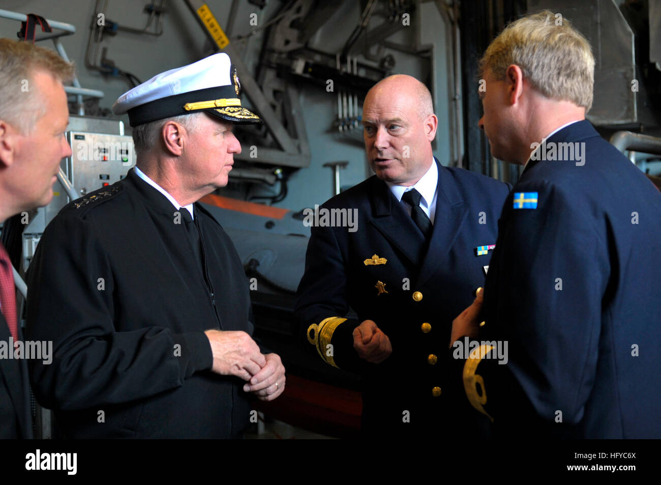 100819-N-8273J-066 KARLSKRONA, Schweden (19. August 2010) Chief of Naval Operations (CNO) Admiral Gary Roughead, links, spricht mit Rear Adm.  Anders Grenstad, Chef des Stabes der königlichen schwedischen Marine an Bord der schwedischen Marine Visby Corvette HSwMS prima am Naval Base Karlskrona Naval Base.  (Foto: U.S. Navy Mass Communication Specialist 1. Klasse Tiffini Jones Vanderwyst/freigegeben) U.S. Navy 100819-N-8273J-066 Chief of Naval Operations (CNO) Admiral Gary Roughead, links, spricht mit Rear Admiral Anders Grenstad, Chef des Stabes der königlichen schwedischen Marine Stockfoto