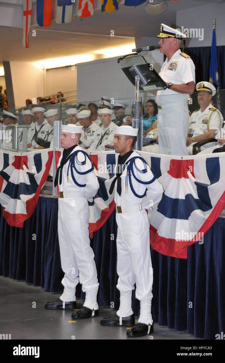 100820-N-8848T-155 GREAT LAKES, Illinois (20. August 2010) Rear Admiral Joseph F. Kilkenny, rechts, Kommandeur der Marine aus- und Weiterbildung, spricht an Rekruten und Familienmitglieder als Überprüfung Officer bei der Pass In Review-Abschlussfeier am rekrutieren Training Command in großen Seen, Ill. (US Navy Foto von Scott A. Thornbloom/freigegeben) US Navy 100820-N-8848T-155 Rear Admiral Joseph F. Kilkenny spricht an Rekruten und Familienmitglieder als Überprüfung Officer bei der Pass In Review-Abschlussfeier am Recruit Training Command in großen Seen, Ill Stockfoto