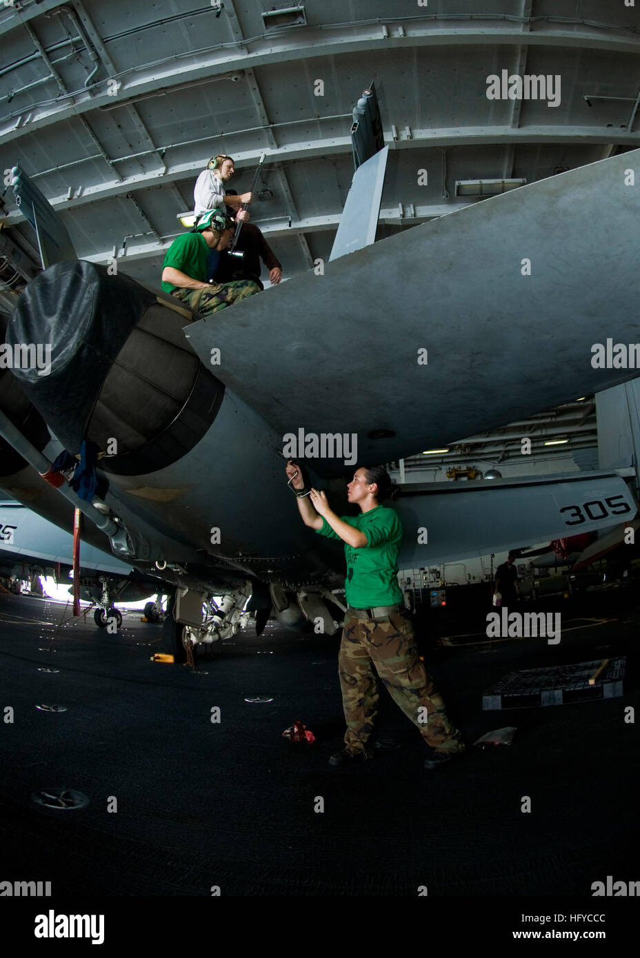 100821-N-4830B-018 Pazifik (21. August 2010) Luft Verfasser an Bord des Flugzeugträgers USS George Washington (CVN-73) befestigen Sie das hintere Höhenleitwerk von einer F/A-18E Super Hornet von der Adler der Strike Fighter Squadron (VFA-115). George Washington, der NavyÕs nur dauerhaft nach vorne bereitgestellt Flugzeugträger, ist im Gange dazu bei, Sicherheit und Stabilität im westlichen Pazifischen Ozean. (Foto: U.S. Navy Mass Communication Specialist 3. Klasse Danielle A. Brandt/freigegeben) US Navy 100821-N-4830B-018 Luft Verfasser an Bord der Flugzeugträger USS George Washington (CVN-73) reattac Stockfoto
