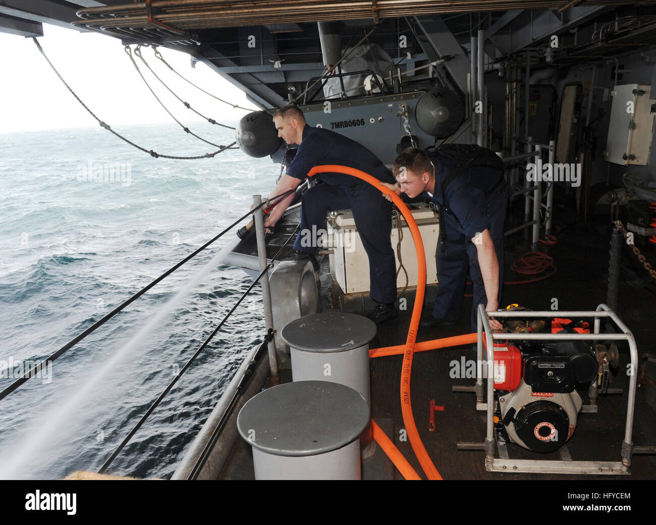 100823-N-XL102-184 USS HARRY S. TRUMAN, Arabisches Meer (23. August 2010) - Schäden Controlman Feuerwehrmänner Dominic Green und Duane Laughlin testen eine p-100 tragbare Feuer PumpÕs operativen Fähigkeiten nach der Durchführung von Wartungsarbeiten an Bord der USS Harry S. Truman (CVN-75). Die p-100 kann Pumpen 100 Gallonen Wasser pro Minute, so dass es ein wichtiges Instrument für Feuer kämpfen und Entwässerung Räume an Bord des Schiffes. Harry S. Truman Strike-Gruppe zur Unterstützung der Sicherheit im Seeverkehr Operationen und Sicherheitsbemühungen Zusammenarbeit Theater in den USA bereitgestellt wird 5. Flotte Aufgabengebiet.  (U.S. Navy Pho Stockfoto