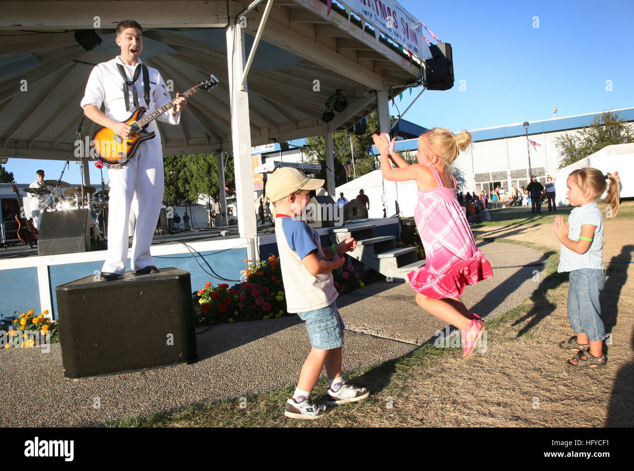 100823-N-3271W-070 BOISE, Idaho (23. August 2010) Musiker 3. Klasse Clifton Murray führt mit Mitglieder der US Navy Band im Nordwesten, Passage, auf der westlichen Idaho Fair in Boise Navy Woche, einer der 20 Navy Wochen quer durch Amerika für 2010 geplant. Marine Wochen sollen Amerikaner zeigen die Investition, die Sie haben in ihrer Marine und Sensibilisierung in den Städten, die keine bedeutende Navy Präsenz verfügen. (Foto: U.S. Navy Senior Chief Masse Kommunikation Spezialist Gary Ward/freigegeben) U.S. Navy 100823-N-3271W-070-Musiker 3. Klasse Clifton Murray führt mit Mitgliedern der US-Navy-BA Stockfoto