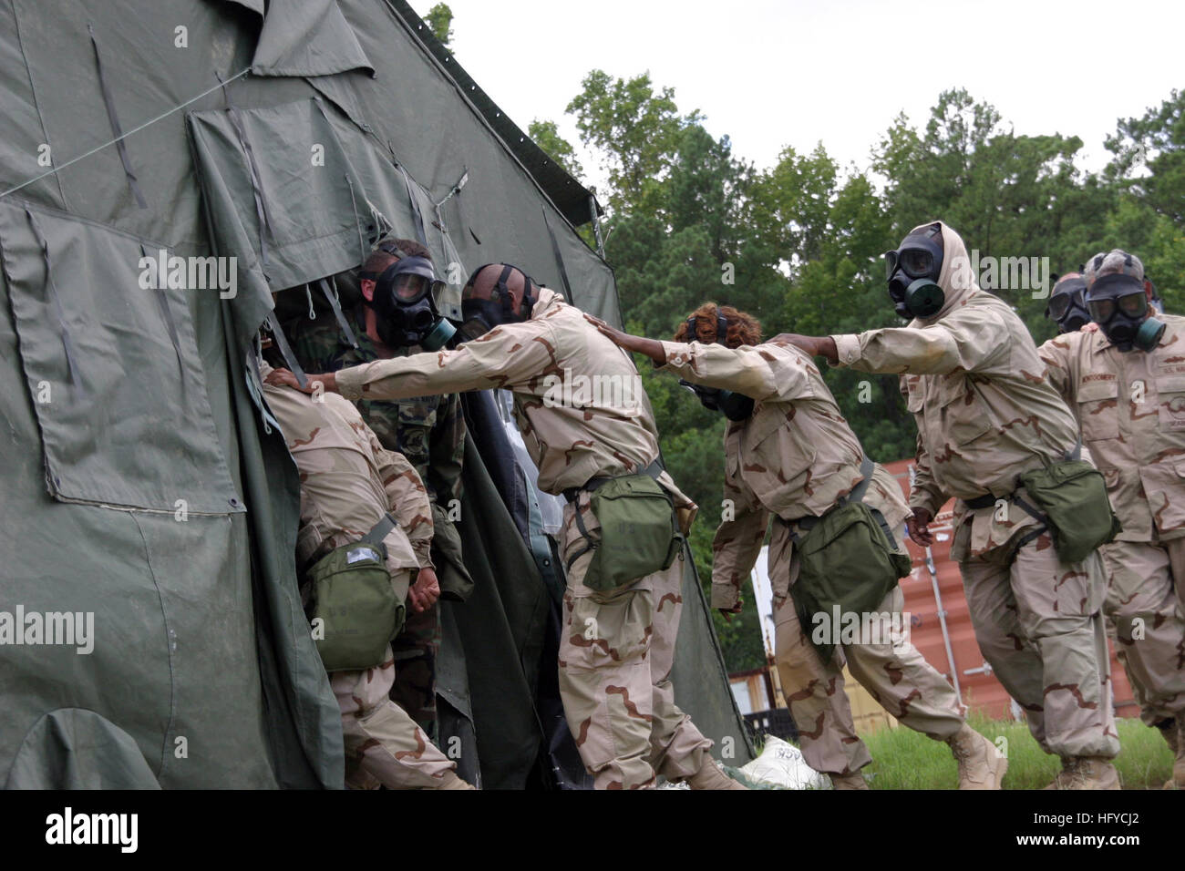 100825-N-2888Q-001 WILLIAMSBURG, Virginia (25. August 2010) Builder 1. Klasse Damian Warner, Marine Expeditionary Logistik Support Group, (NAVELSG) Training und Auswerteeinheit, zugewiesen, die Zelt-Klappe geöffnet hält, wie Segler aus NAVELSG Lima Rotation die Vertrauen-Kammer betreten. Lima-Rotation beschäftigt sich Intensivtraining in Naval Waffen Station Yorktown, Cheatham Anhang für eine bevorstehende Bereitstellung vorbereiten. (Foto: U.S. Navy Chief Masse Kommunikation Spezialist Lucy M. Quinn/freigegeben) U.S. Navy 100825-N-2888Q-001-Builder 1. Klasse Damian Warner hält die Zelt-Klappe geöffnet als Segler aus NAVELSG Stockfoto