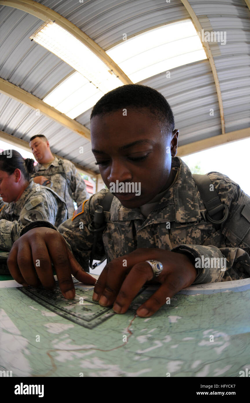 Armee Spc. Charmarletta Mapp, Spezialist Einheit Versorgung bereitgestellt, Joint Task Force Guantanamo mit 525th Military Police Battalion, identifiziert Rasterpositionen auf einer Karte während Krieger aufgabenbezogene Ausbildung, Aug. 25. Die 525th MP-Bataillon stellt einen Teil der Wache Kraft in JTF Guantanamo. JTF Guantanamo bietet sichere, humane, legale, transparente Pflege und Obhut der Gefangenen, einschließlich der Militärkommission und die verurteilten freigegeben von einem Gericht angeordnete. Die JTF führt Intelligenzansammlung, Analyse und Verbreitung für den Schutz von Insassen und Personal im JTF G Stockfoto