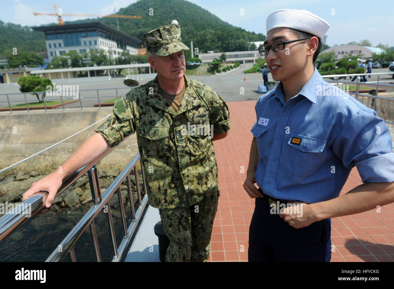 100826-N-9818V-615 CHINHAE spricht mit einer Republik Korea Marine Seemann bei seinem Besuch in das koreanische Schildkrötenschiff Republik Korea (26. August 2010) Master Chief Petty Officer der Marine (INTERNIERUNGSLAGER) Rick West. Das Schildkrötenschiff war der erste gepanzerte Kriegsschiff der Welt geformt wie eine Schildkröte, die nicht erfunden und gebaut von Admiral Yi, bald Shin im Jahre 1592 wurde. (Foto: U.S. Navy Mass Communication Specialist 1. Klasse Jennifer A. Villalovos/freigegeben) U.S. Navy 100826-N-9818V-615 Master Chief Petty Officer der Marine (INTERNIERUNGSLAGER) Rick West spricht mit einer Republik Korea Marine Seemann bei seinem Besuch in der koreanischen T Stockfoto