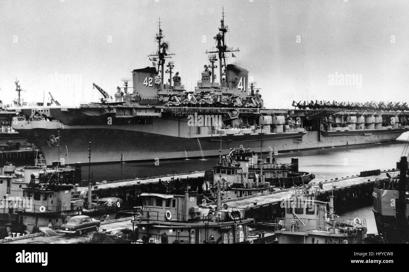 USS Midway (CVB-41) und Roosevelt (CVB-42) in Norfolk c1949 Stockfoto