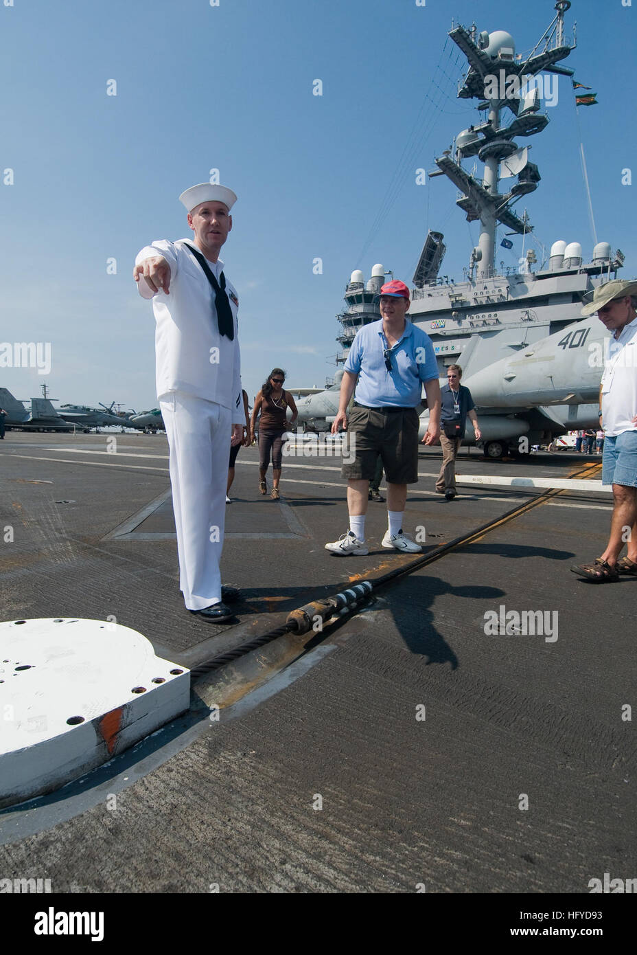 100905-N-0754Y-033 MANILA, Republik der Philippinen (5. September 2010) Luftfahrt Boatswain Mate (Ausrüstung) 1. Klasse Sean Valis, aus Baltimore, erklärt die Funktion des fesselnden Zahnrades auf dem Flugdeck Bürger von Manila, Republik der Philippinen während ihres Aufenthalts an Bord des Flugzeugträgers USS George Washington (CVN-73). Das Schiff war bei einem geplanten Hafen-Besuch in Manila für Besichtigungen geöffnet. George Washington, der NavyÕs nur dauerhaft nach vorne bereitgestellt Flugzeugträger, ist im Gange dazu bei, Sicherheit und Stabilität im westlichen Pazifischen Ozean. (US Navy Foto von Masse Communicati Stockfoto