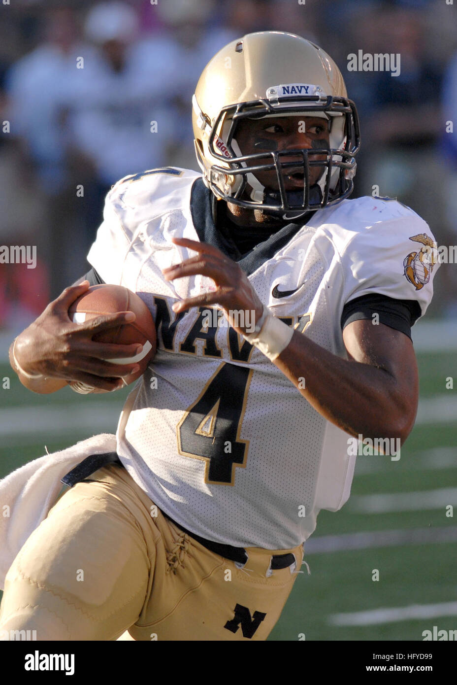 100906-N-3857R-017 BALTIMORE (6. September 2010) United States Naval Academy Quarterback Ricky Dobbs versucht zu brechen öffnen Feld während NavyÕs erste Varsity Football-Spiel der Saison 2010. Marine an der University of Maryland 17-14 verloren. (Foto: U.S. Navy Mass Communication Specialist 1. Klasse Tschad Runge/freigegeben) U.S. Navy 100906-N-3857R-017 U.S. Naval Academy Quarterback Ricky Dobbs versucht, ins Freiland zu brechen, während der Marine erste Varsity Football Spiel o Stockfoto