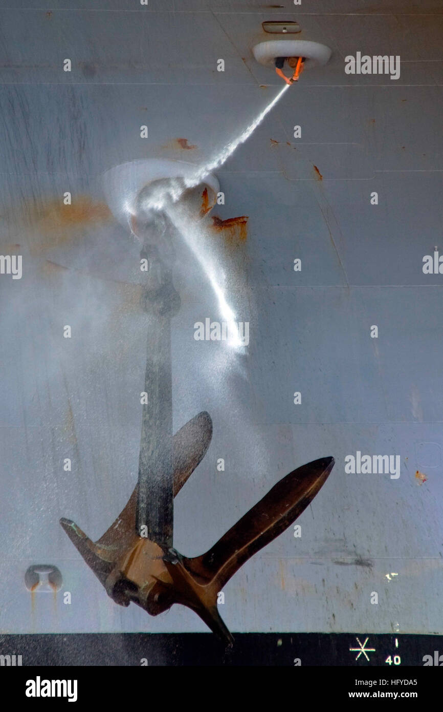 100908-N-6720T-035-MANILA, Philippinen (8. September 2010) A Seemann an Bord des Flugzeugträgers USS George Washington (CVN-73) verwendet einen Feuerwehrschlauch zu sauberen Schlamm und Geröll von einem der ShipÕs 90.000 Pfund Anker, wie das Schiff Manila, Philippinen fährt. George Washington angekommen in Manila Sept. 4, so dass seine dritte Freiheit Aufruf seit seiner Abreise Yokosuka, Japan, nach einer 2010 Sommer Patrouille zu portieren. George Washington, mit seiner kombinierten Besatzung von mehr als 5.000 Matrosen, kehrt nun zurück zum Meer weiterhin Sicherheit und Stabilisierungsoperationen im westlichen Pazifischen Ozean. (U.S. Navy Photo von Masse Kommunikation Speciali Stockfoto