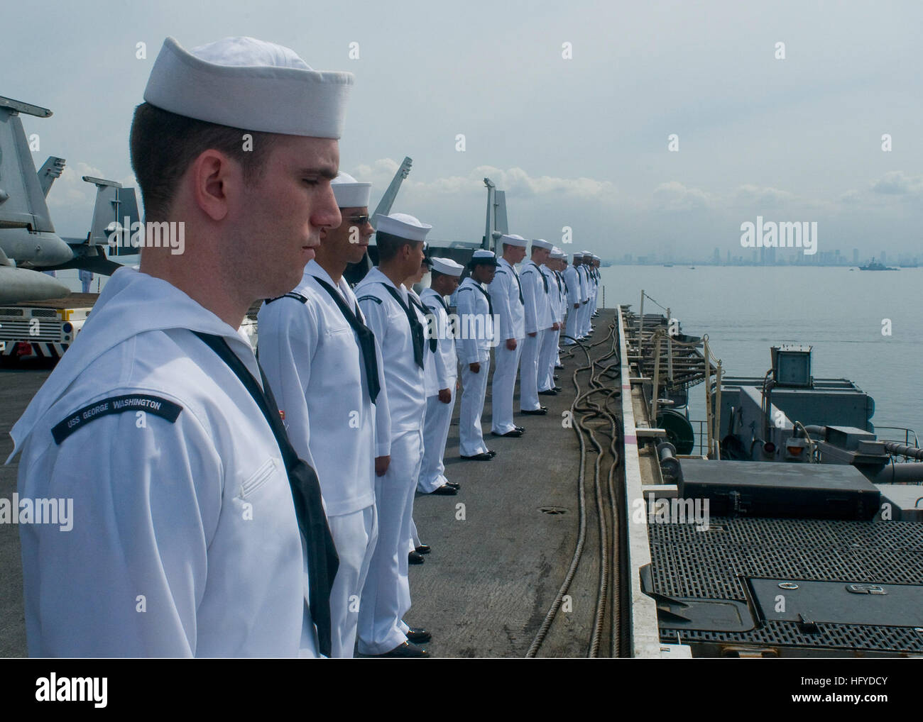 Matrosen Mann die Schienen der Flugzeugträger USS George Washington (CVN-73) als das Schiff Segel aus der Bucht von Manila. George Washington, mit seiner kombinierten Besatzung von mehr als 5.000 Matrosen, angekommen in Manila Sept. 4, so dass seine zweite Anlaufstelle in der philippinischen Hauptstadt seit 2009 und seine dritte Liberty Port rufen seit Yokosuka, Japan, für das Schiff 2010 Sommer Patrouille herausziehen. George Washington kehrt nun zum Meer weiterhin Sicherheit und Stabilisierungsoperationen im westlichen Pazifischen Ozean. (Foto: U.S. Navy Seemann Lehrling Justin E. Yarborough/freigegeben) USS George Washington DVIDS316888 Stockfoto