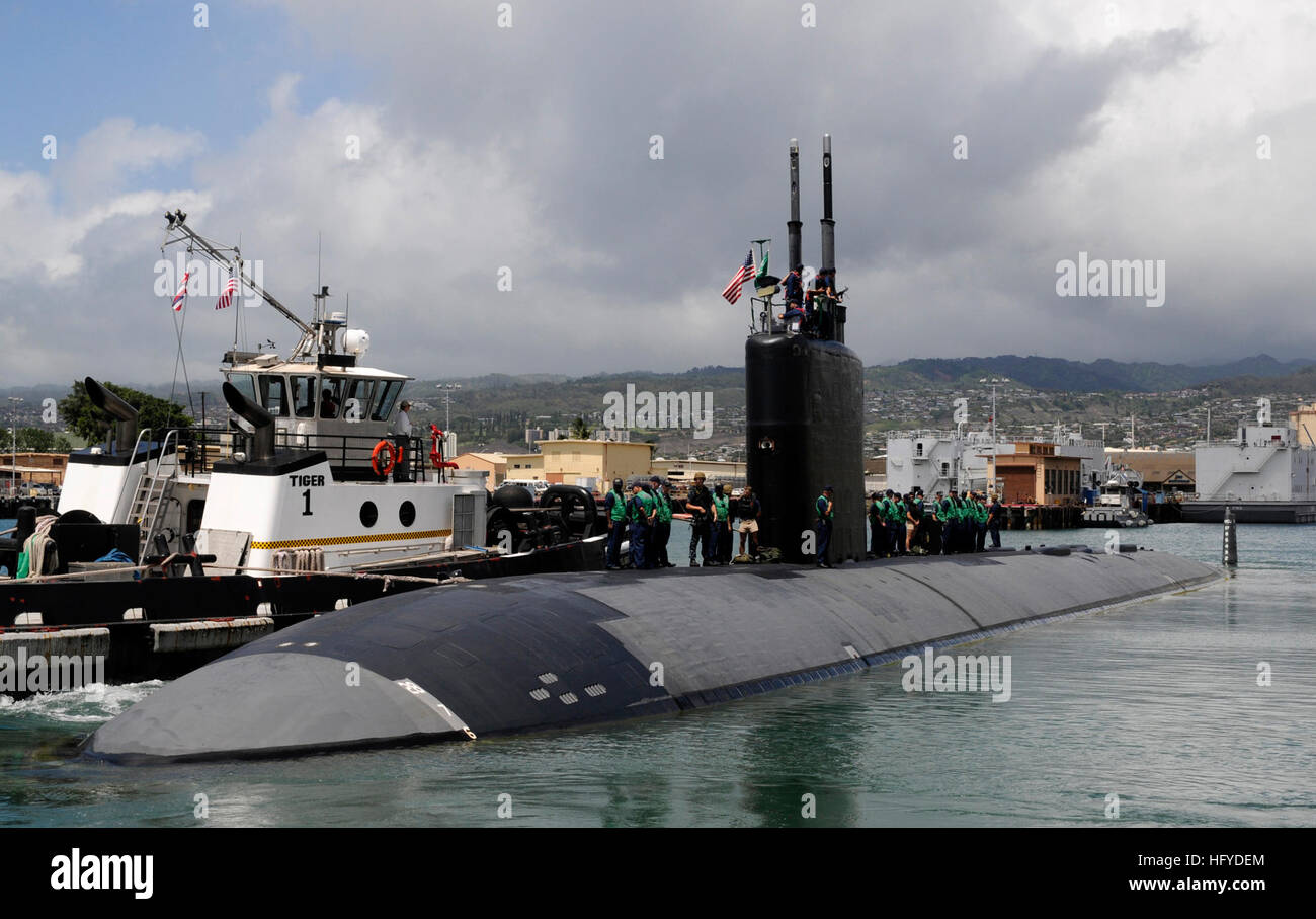 100910-N-3560G-002 PEARL HARBOR (10. September 2010) verbesserten Los-Angeles-Klasse Angriffs u-Boot USS Greeneville (SSN-772) fährt gemeinsame Basis Pearl Harbor-Hickam für eine geplante Bereitstellung nach dem westlichen pazifischen Raum. Dies wird ihren ersten Einsatz seit durchläuft einen 13-Monats-Depot Modernisierung Zeitraum in der Portsmouth Naval Shipyard in Kittery, Maine und Durchführung eines Inter Flotten Transfers zurück zum Naval Station Pearl Harbor im Juni 2009 sein. (Foto: U.S. Navy Mass Communication Specialist 2. Klasse Ronald Gutridge/freigegeben) US Navy 100910-N-3560G-002 der verbesserten Los-Angeles-Klasse Angriff sub Stockfoto