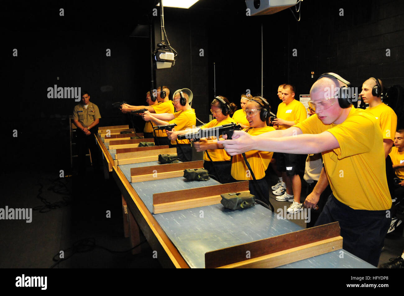 100923-N-7682A-014 GREAT LAKES, Illinois (23. September 2010) Marine Junior ROTC jüngstere Söhne aus Hamilton High School, Ohio, Praxis Treffsicherheit bei Feuer Waffen Training Simulator (Fette) in der Kanonier Mate 'A' Schule im Zentrum für Oberfläche Combat Systems Unit am Naval Station Great Lakes. Die Kadetten tourte die Schule und andere Lernorte unterstützt durch Training Support Center Great Lakes, zusammen mit Einrichtungen im rekrutieren Training Command einschließlich Rekrut Graduierung. (US Navy Foto von James F. Antonucci/freigegeben) US Navy 100923-N-7682A-014 Navy Junior ROTC jüngstere Söhne von Hamilton High School in Ohio, Stockfoto