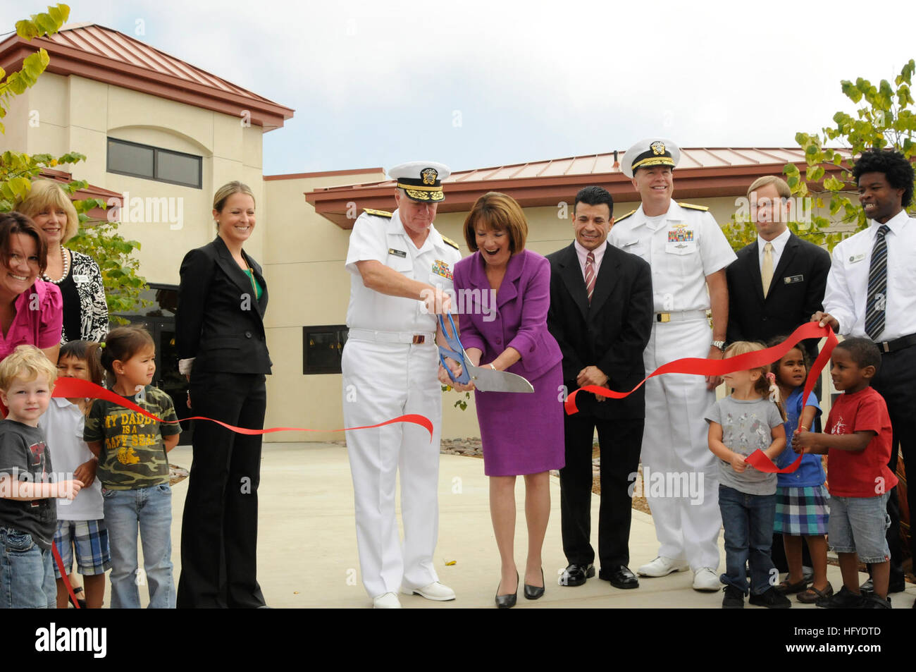 100917-N-5579W-064 SAN DIEGO (17. September 2010) Chief of Naval Operations (CNO) Admiral Gary Roughead und US-Abgeordneter Susan Davis, offiziell eröffnet die neue Child Development Center im Naval Base Coronado. Die Öffnung ist das erste Mal in sieben Jahren, die Naval Base Coronado eine Kinderbetreuungseinrichtung zur Verfügung, um Service-Mitglieder, die dort stationiert wurde. (Foto: U. S. Navy Mass Communication Specialist 1. Klasse Donald Walton/freigegeben) US Navy 100917-N-5579W-064 Chef des Naval Operations Admiral Gary Roughead und US-Abgeordneter Susan Davis, offiziell eröffnet die neue Child Development Center Stockfoto