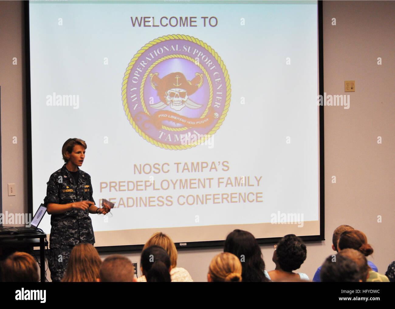 100918-N-7361H-011 TAMPA, Florida (18. September 2010) Captain Therese Craddock, Kommandierender Offizier der Navy Operational Support Center Tampa, freut sich mehr als 800 Seeleute und Familienmitglieder während der Pre-Deployment Familie Bereitschaft Konferenz MacDill Air Force Base. Die Veranstaltung wurde entwickelt, um Familien zu den Support-Services zur Verfügung, um ihnen zu helfen, vor, während und nach einer Bereitstellung zu erziehen. (Foto: U.S. Navy Mass Communication Specialist 2. Klasse Jennifer P. Harman/freigegeben) UNS Marine 100918-N-7361H-011 Capt Therese Craddock, Kommandierender Offizier der Navy Operational Support Center Tampa, w Stockfoto