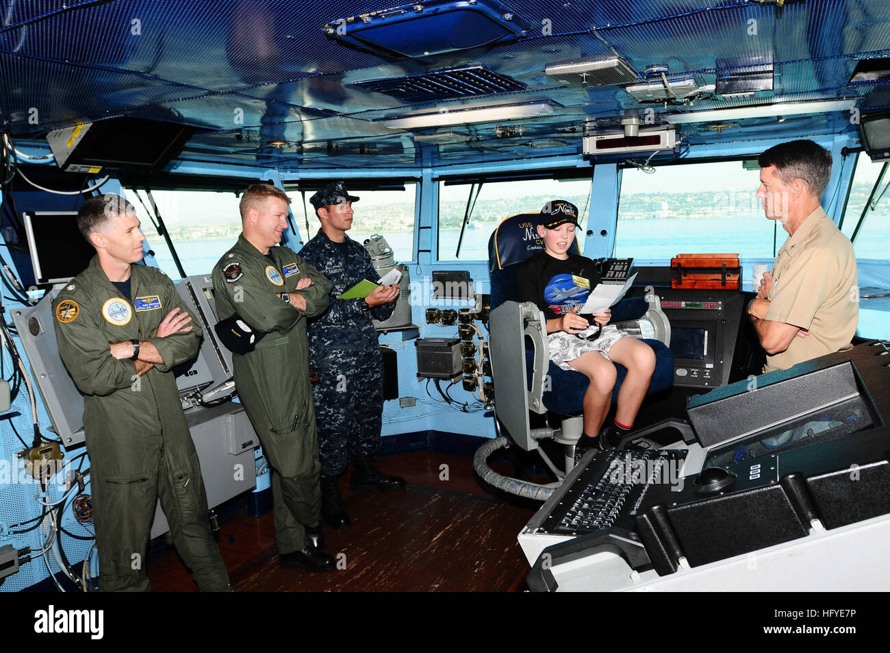 100927-N-1276B-158 SAN DIEGO (27. September 2010) Linus Phillips bittet Captain Paul M. Monger, Kommandierender Offizier der Flugzeugträger USS Nimitz (CVN-68), während einer geplanten Tour Fragen. Phillips, der seinen Wunsch von der Make-A-Wish Foundation gewährt hat, hieß ehrenamtliche Kommandierender Offizier für den Tag. (Foto: U.S. Navy Mass Communication Specialist 2. Klasse Orrin Batist/freigegeben) US Navy 100927-N-1276B-158 Linus Phillips stellt Captain Paul M. Monger Fragen während einer geplanten tour Stockfoto