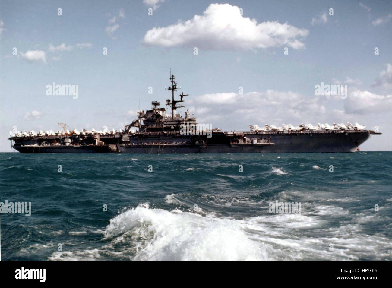 USS Franklin D. Roosevelt (CV-42) vor Anker im Jahr 1976 Stockfoto
