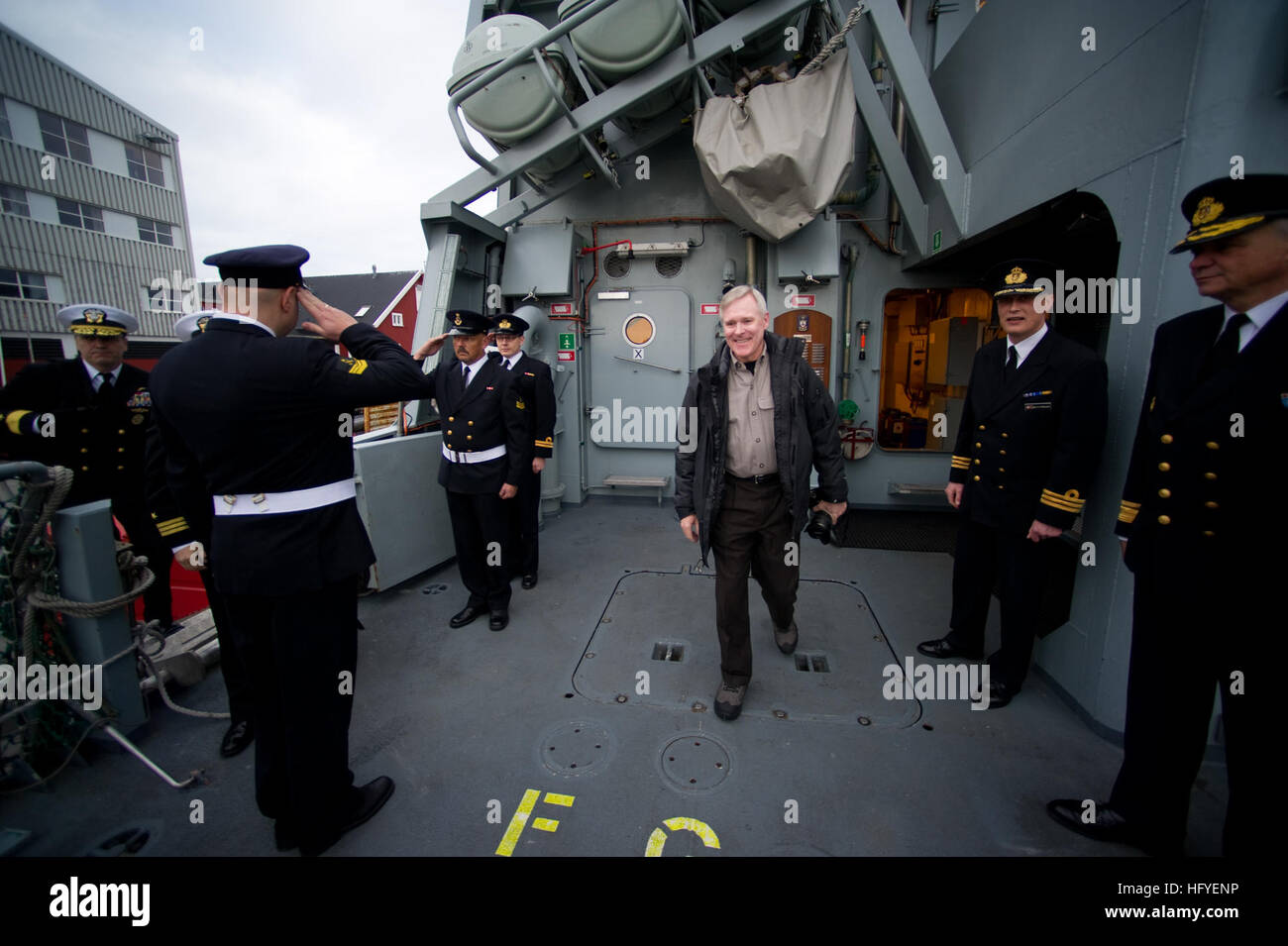 101010-N-5549O-002 NUUK, Grönland (9. Oktober 2010) Secretary Of The Navy (SECNAV) die Honorable Ray Mabus Platinen der dänischen Marine arktische Patrouille Schiff HDMS Ejnar Mikkelsen (P-571). Mabus Schloss eine Tag-zwei Tages-Reise nach Grönland, Treffen mit dem Führer und Wissenschaftler, die Bedeutung der regionalen Sicherheit und die ökologischen Auswirkungen des Klimawandels zu diskutieren. (Foto: U.S. Navy Mass Communication Specialist 2. Klasse Kevin S. O'Brien/freigegeben) U.S. Navy-101010-N-5549O-002 Secretary Of The Navy (SECNAV) die Honorable Ray Mabus Bretter der dänischen Marine arktische Patrouille Schiff HDMS Ejnar Mikk Stockfoto