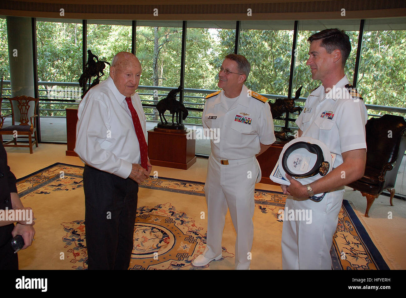 101012-N-6778P-006 ATLANTA (12. Oktober 2010) Rear Admiral Michael Yurina, Center, stellvertretender Direktor des u-Boot-Sicherheit und Technik, Submarine Warfare Division, spricht mit S. Truett Cathy, links, Chick-Fil-A-Inhaber und Gründer, bei einem Rundgang durch die Chick-Fil-A-Konzernzentrale in Atlanta als Teil des Atlanta Navy Week 2010. Atlanta-Marine-Woche ist eine der 19 Navy Wochen in 2010 geplant. Marine Wochen zeigen Amerikaner die Investition, die Sie haben in ihrer Marine und Sensibilisierung in den Städten, die keine bedeutende Navy Präsenz verfügen. (Foto: U.S. Navy Mass Communication Specialist 1st Class Ru Stockfoto