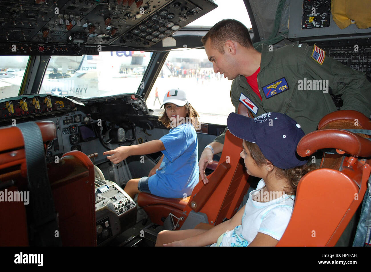 101023-N-2425L-001 JACKSONVILLE, Florida (23. Oktober 2010) Lt. j.g. Joey Zerra zugewiesen, Patrol Squadron (VP) 10, zeigt Kinder das Cockpit einer p-3 Orion Flugzeug während der NAS Jax Air Show 2010. (US Navy Foto von Kaylee LaRocque/freigegeben) US Navy 101023-N-2425L-001 Lt. j.g. Joey Zerra zugewiesen, Patrol Squadron (VP) 10, Kinder zeigt das Cockpit einer p-3 Orion Flugzeug während der Stockfoto