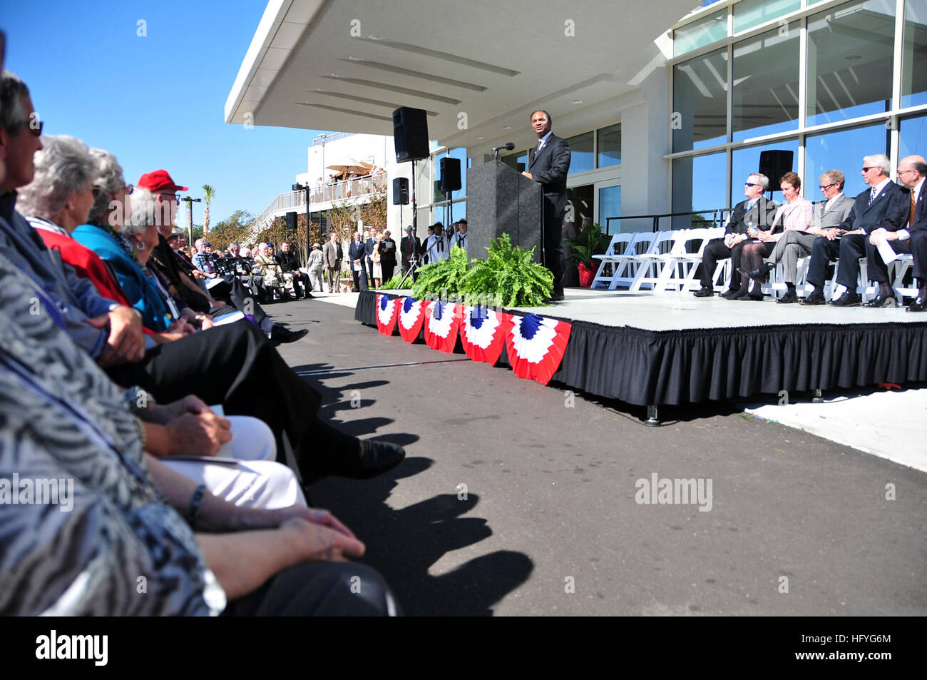 101109-N-7367K-011 GULFPORT, Mississippi (9. November 2010) stellvertretender unter Secretary Of Defense for Military Community und Familie Politik Robert L. Gordon III spricht während der bewaffneten Kräfte Retirement Home Eröffnung. In den Ruhestand Haus wurde im Jahr 2005 durch den Hurrikan Katrina zerstört aber hat umgebaut und verbessert und ist offen erneut zu militärischen Rentner. (Foto: U.S. Navy Mass Communication Specialist 1. Klasse Demetrius Kennon/freigegeben) U.S. Navy 101109-N-7367K-011 stellvertretender unter Secretary Of Defense for Militärgemeinde und Familienpolitik Robert L. Gordon III Stockfoto