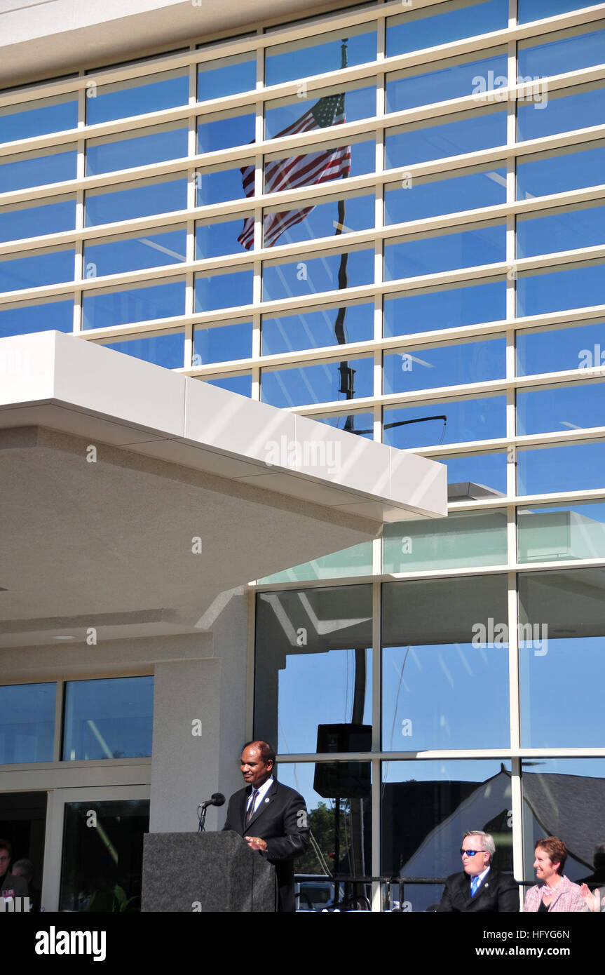 101109-N-7367K-012 GULFPORT, Mississippi (9. November 2010) stellvertretender unter Secretary Of Defense for Military Community und Familie Politik Robert L. Gordon III spricht während der bewaffneten Kräfte Retirement Home Eröffnung. In den Ruhestand Haus wurde im Jahr 2005 durch den Hurrikan Katrina zerstört aber hat umgebaut und verbessert und ist offen erneut zu militärischen Rentner. (Foto: U.S. Navy Mass Communication Specialist 1. Klasse Demetrius Kennon/freigegeben) U.S. Navy 101109-N-7367K-012 stellvertretender unter Secretary Of Defense for Militärgemeinde und Familienpolitik Robert L. Gordon III Stockfoto