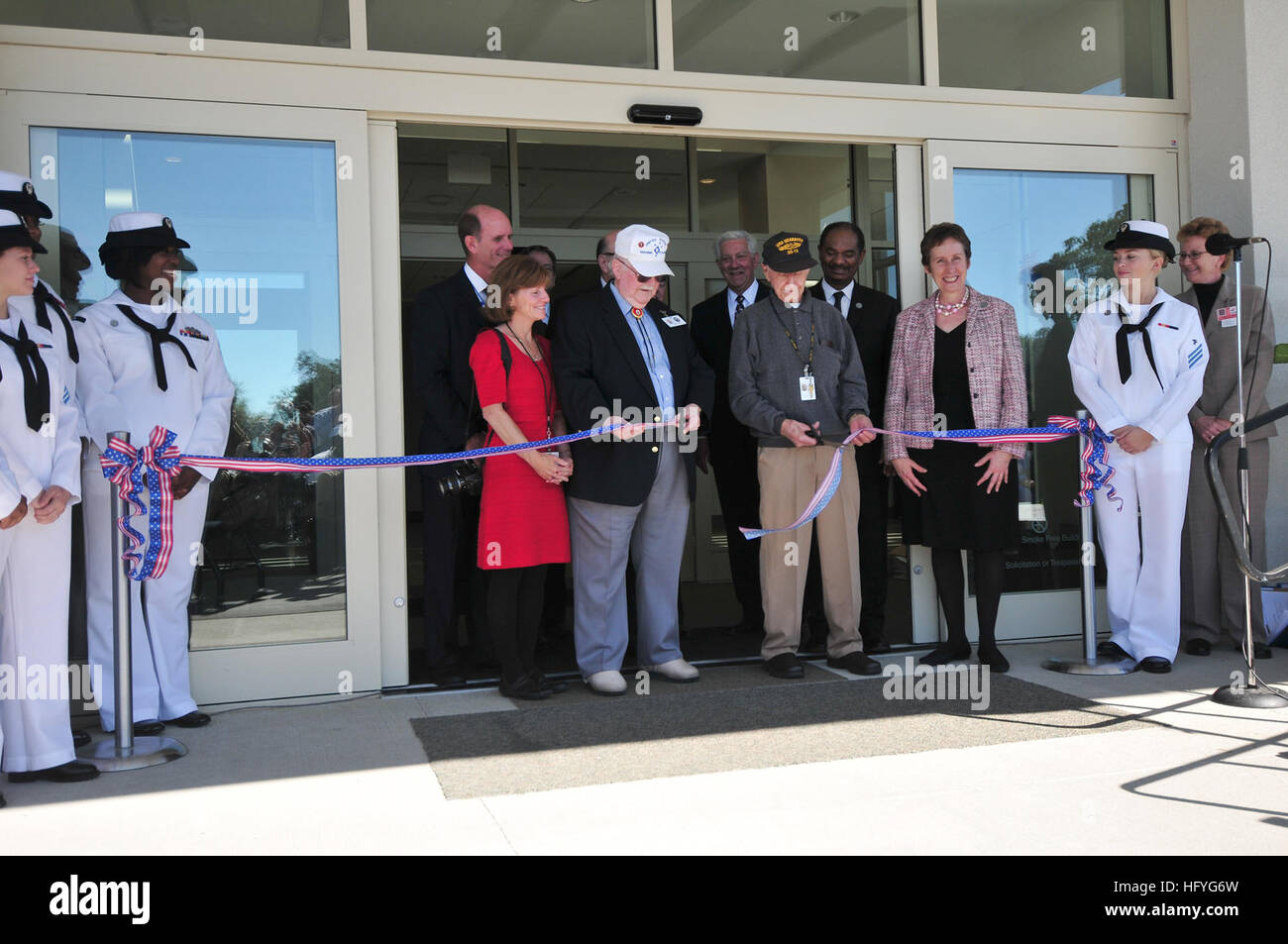 101109-N-7367K-013 GULFPORT, Mississippi (9. November 2010) führen die ersten Rentner zurück zu der neu renovierten Streitkräfte Retirement Home das zeremonielle Band Schneiden bei Eröffnung des Centers. In den Ruhestand Haus wurde im Jahr 2005 durch den Hurrikan Katrina zerstört aber hat umgebaut und verbessert und ist offen erneut zu militärischen Rentner. (Foto: U.S. Navy Mass Communication Specialist 1. Klasse Demetrius Kennon/freigegeben) US Navy 101109-N-7367K-013 der erste Rentner zurück zu der neu renovierten Streitkräfte Retirement Home führen die zeremonielle Band cuttin Stockfoto