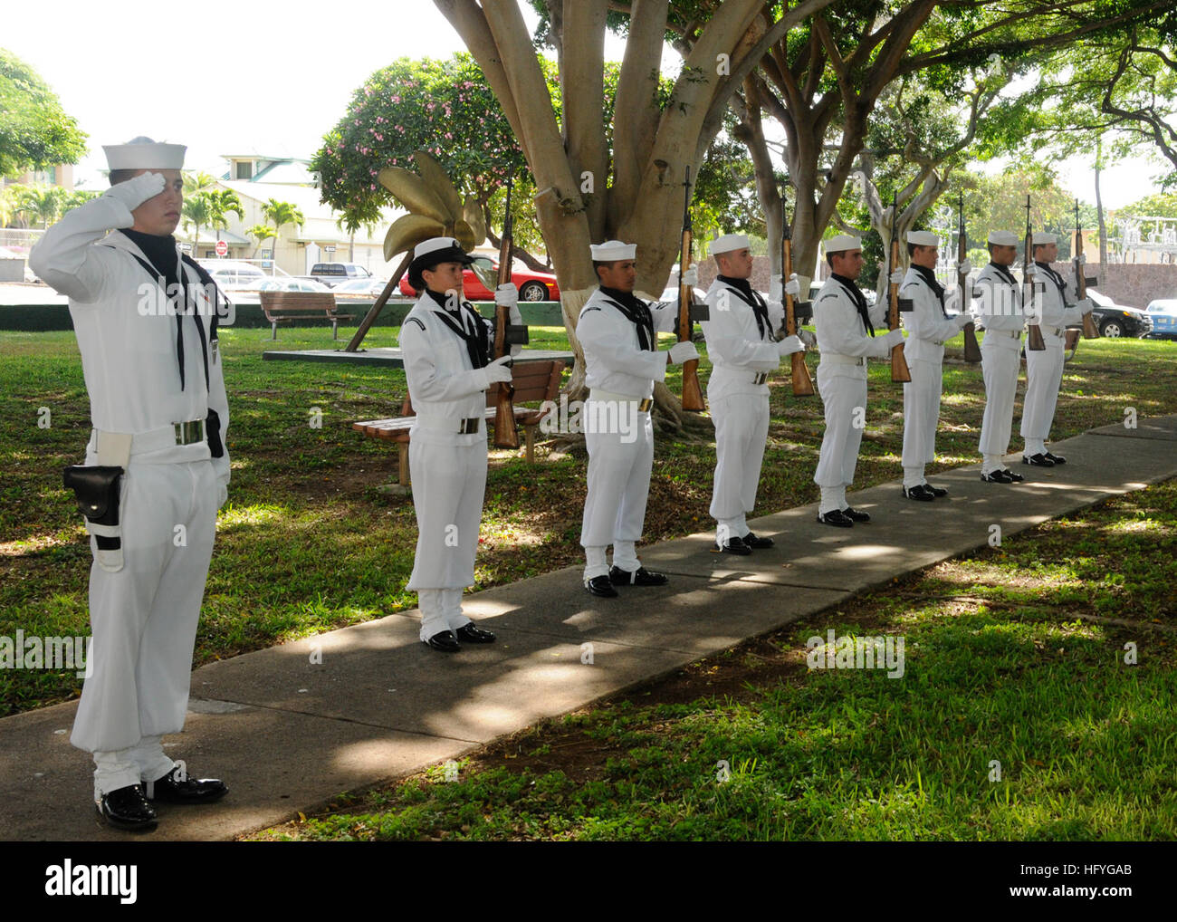 101111-N-3560G-006 PEARL HARBOR (11. November 2010) Naval Station regionale zeremonielle Garde führt 21 Salutschüsse zu Ehren der Seefahrer und u-Boote während des zweiten Weltkriegs verloren, während eine VeteranÕs Day Zeremonie auf dem USS Parche u-Boot Memorial Park bei gemeinsamen Basis Pearl Harbor-Hickam. (Foto: U.S. Navy Mass Communication Specialist 2. Klasse Ronald Gutridge/freigegeben) US Navy 101111-N-3560G-006 Naval Station regionale zeremonielle Garde führt 21 Salutschüsse zu Ehren der Seefahrer und u-Boote verloren, während Welt Wa Stockfoto