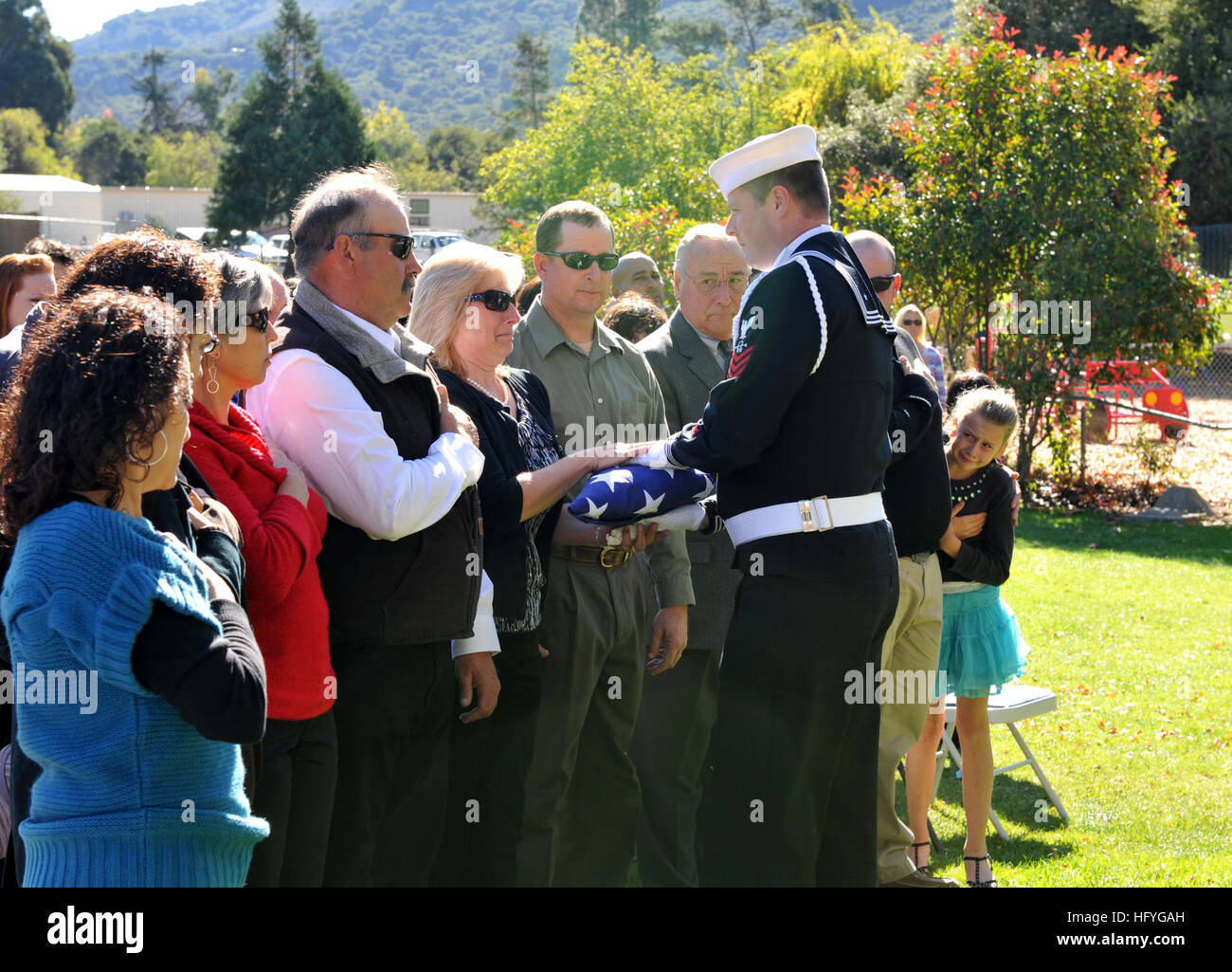 101111-N-1993R-005-CARMEL VALLEY, Kalifornien (11. November 2010) Sonar Techniker (Oberfläche) 1. Klasse Jason Guy, Naval Postgraduate School Ehrengarde Escort präsentiert die nationalen Ensign Diane Wendt während der Trauerfeier ihres Vaters, Max R. Drewien. Drewien war ein GunnerÕs Mate 1. Klasse und ein Überlebender Pearl Harbor. Er diente in der Marine von 1939 bis 1945 und diente an Bord der USS Tennessee (BB-43), wenn japanische Flugzeuge Pearl Harbor bombardiert. Während seiner Amtszeit in der Marine diente Drewien in 15 Kämpfe, alle im Pazifik, mit Pearl Harbor beginnend und endend mit Okinawa. (US-Navy Stockfoto