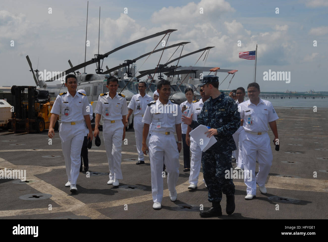 101115-N-9706M-216 MALAYSIA (15. November 2010) Ensign Nicholas Ruesch führt malaysische Marine Offiziere auf einer Tour an Bord der amphibischen Dock Transportschiff USS Dubuque (LPD 8) während auf einem Port zu Besuch in Kuala Lumpur. Dubuque ist Bestandteil der Peleliu amphibische bereit Gruppe, die den USA Transit wird 7. Flotte Aufgabengebiet auf dem Weg zu seinem Heimathafen in San Diego. (Foto: U.S. Navy Mass Communication Specialist 1. Klasse David McKee/freigegeben) US Navy 101115-N-9706M-216 Ensign Nicholas Ruesch führt malaysische Marine Offiziere auf einer Tour an Bord der amphibischen Transportschiff der Dock USS Dubuque (LP Stockfoto