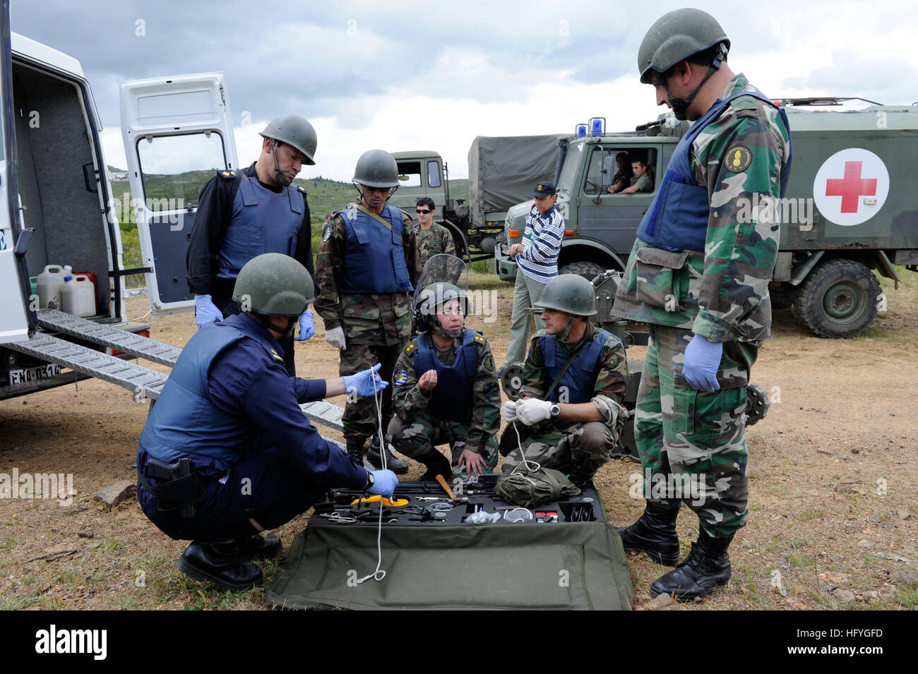 101115-N-8546L-382 MINAS, Uruguay (15. November 2010) ein uruguayischer Offizier explosive Ordnance Entsorgung ihre explosive Ordnance-Entsorgung-Response-Team erklärt, wie sie plant, eine improvisierte explosive Vorrichtung während einer Feld-Übung im Rahmen einer dreiwöchigen Schulung, koordiniert von der zivilen Seefahrt und Sicherheit Training Command (MCAST) zu entfernen. MCAST liefert Teams von hochqualifizierten US Navy Matrosen an Fachwissen teilhaben Partnernationen, internationale Beziehungen zu stärken. (Foto: U.S. Navy Mass Communication Specialist 1. Klasse Peter D. Lawlor/freigegeben) US Navy 1011 Stockfoto