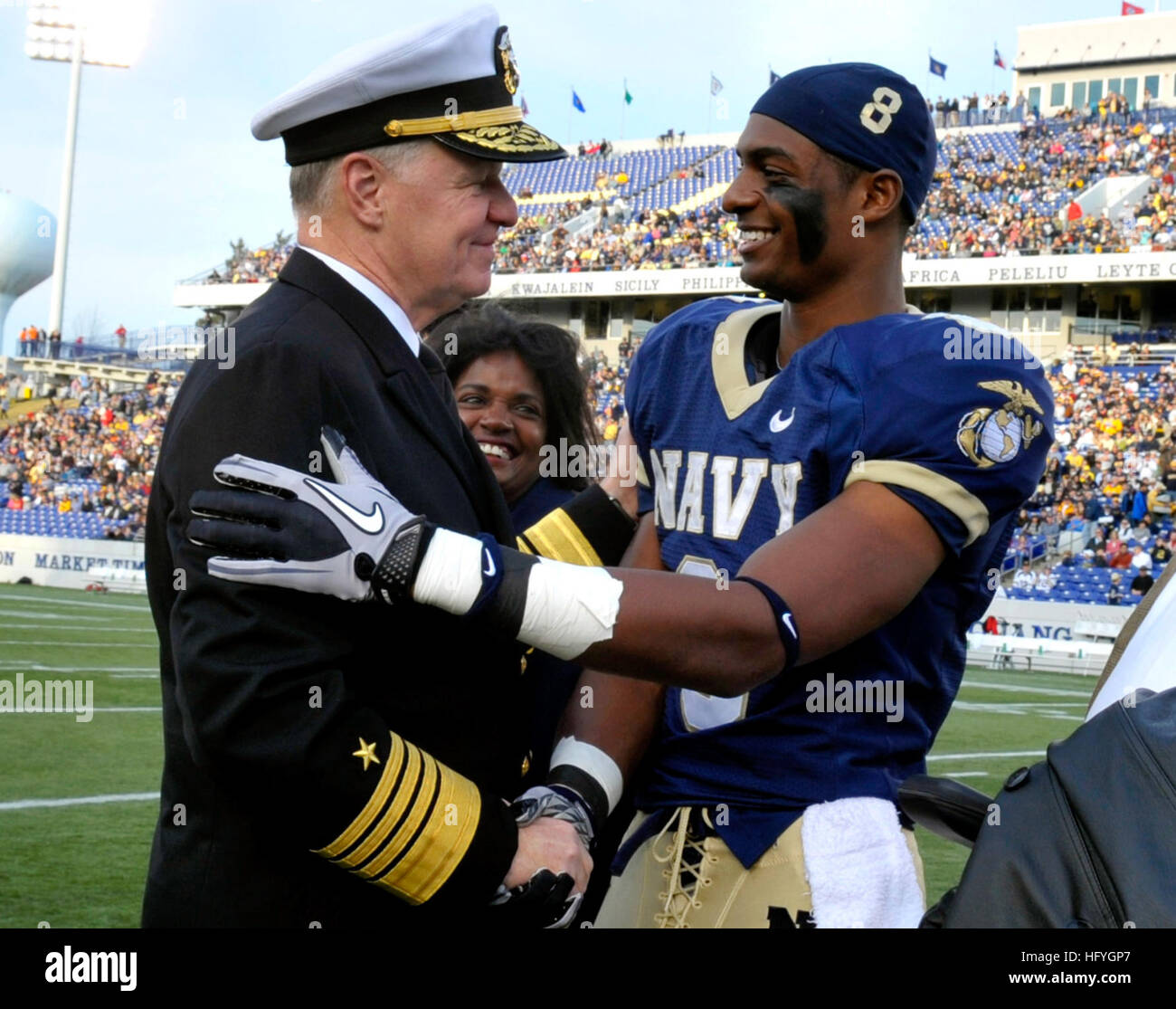 101120-N-8273J-301 ANNAPOLIS, MD. (20. November 2010) Chief of Naval Operations (CNO) Admiral Gary Roughead gratuliert Navy Sicherheit Wyatt Middleton (8) und der Rest der senior-Klasse-Spieler vor der Marineakademie-Fußballspiel gegen Arkansas State bei der Navy/Marine Corps Memorial Stadium in Annapolis. Die Midshipmen schlagen die roten Wölfe, 35-19. (US Navy Foto von Chief Masse Kommunikation Spezialist Tiffini Jones Vanderwyst/freigegeben) US Navy 101120-N-8273J-301 Chief of Naval Operations (CNO) Admiral Gary Roughead gratuliert Navy Sicherheit Wyatt Middleton (8) Stockfoto