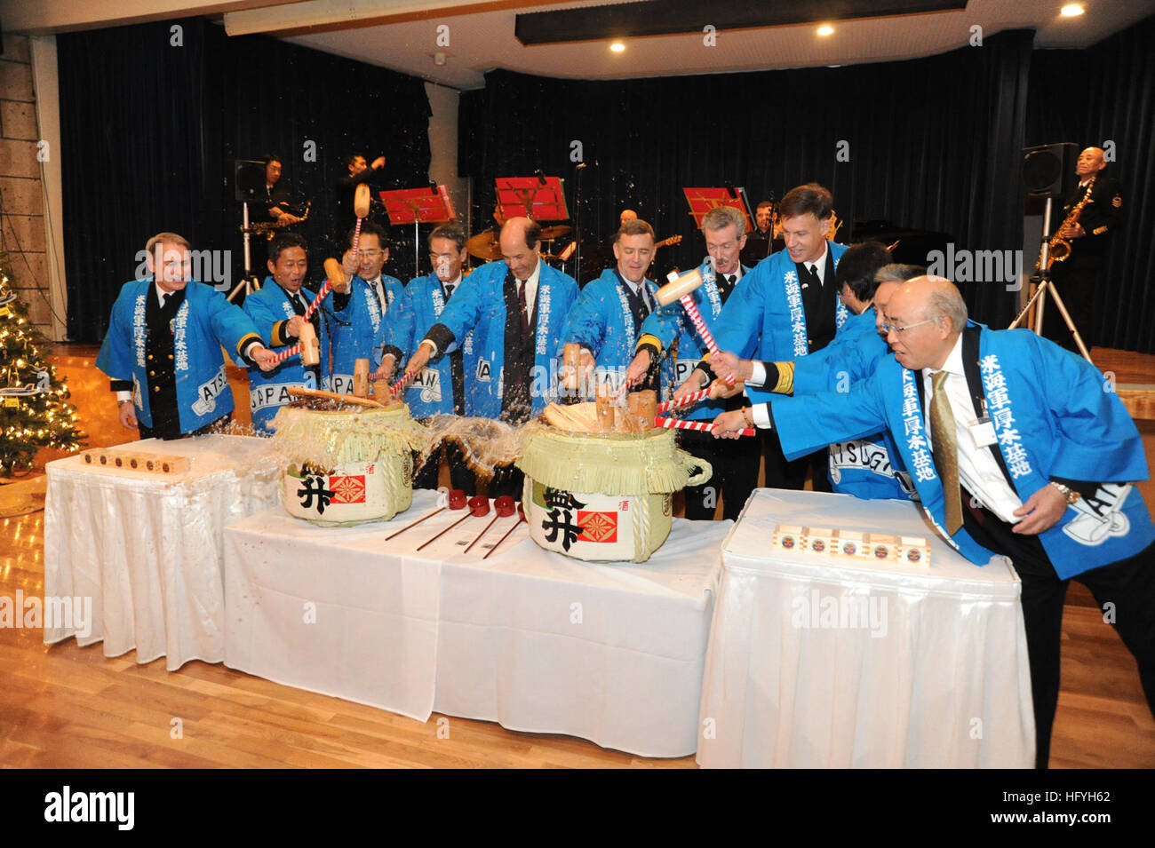 101201-N-2858S-731 ATSUGI, Japan (1. Dezember 2010) militärische und zivile Führungskräfte aus den USA und Japan die Deckel der beiden Sake-Fässer im Rahmen eines Empfangs in der Offiziers Club nach feierlichen 60. Jahrestag der Inbetriebnahme des Naval Air Facility Atsugi öffnen. Die Zeremonie war eine Nachstellung der Erstinbetriebnahme der Naval Air Station Atsugi, 1. Dezember 1950 stattfand. (Foto: U.S. Navy Mass Communications Specialist 3. Klasse Justin Smelley/freigegeben) US Navy 101201-N-2858S-731 militärische und zivile Führungskräfte aus den USA und Japan öffnen die Deckel der beiden Sake-Fässer während eine erneute Stockfoto