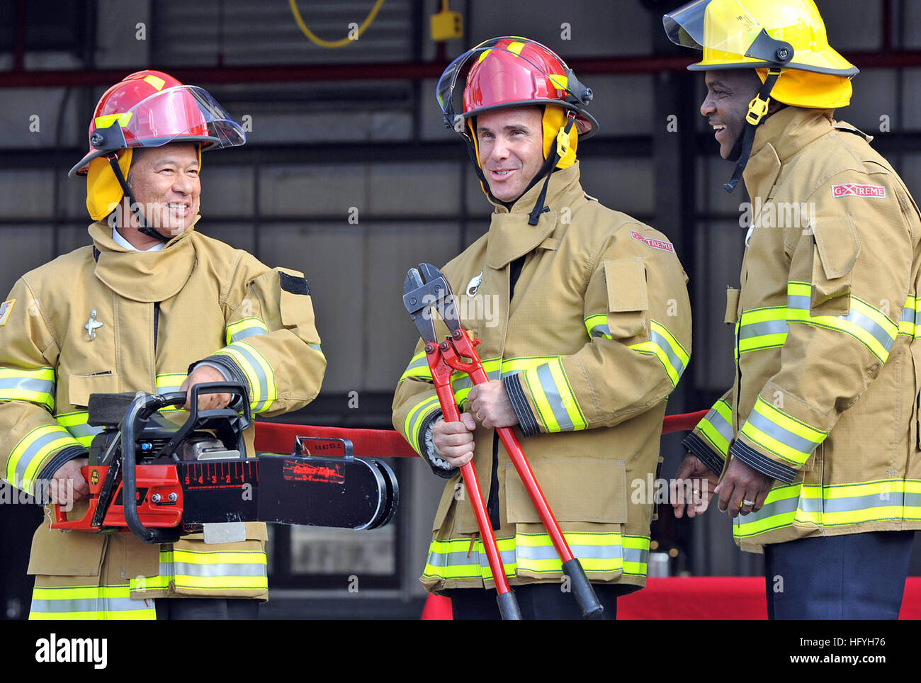 121003-N-7441H-002 OKINAWA (3. Dezember 2010) complaint Stadt Bürgermeister Toshio Shimabuku, links, Captain Richard Weathers, Befehlshaber der Flotte Aktivitäten Okinawa, und Russell Tarver, Commander, regionale Fire chief Naval Forces Japan: bereiten Sie sich offiziell eröffnet die neue Feuerwache der White Beach. (Foto: U.S. Navy Mass Communication Specialist 2. Klasse Roadell Hickman/freigegeben) US Navy 121003-N-7441H-002 Beamten öffnen die neue Feuerwache der White Beach Stockfoto