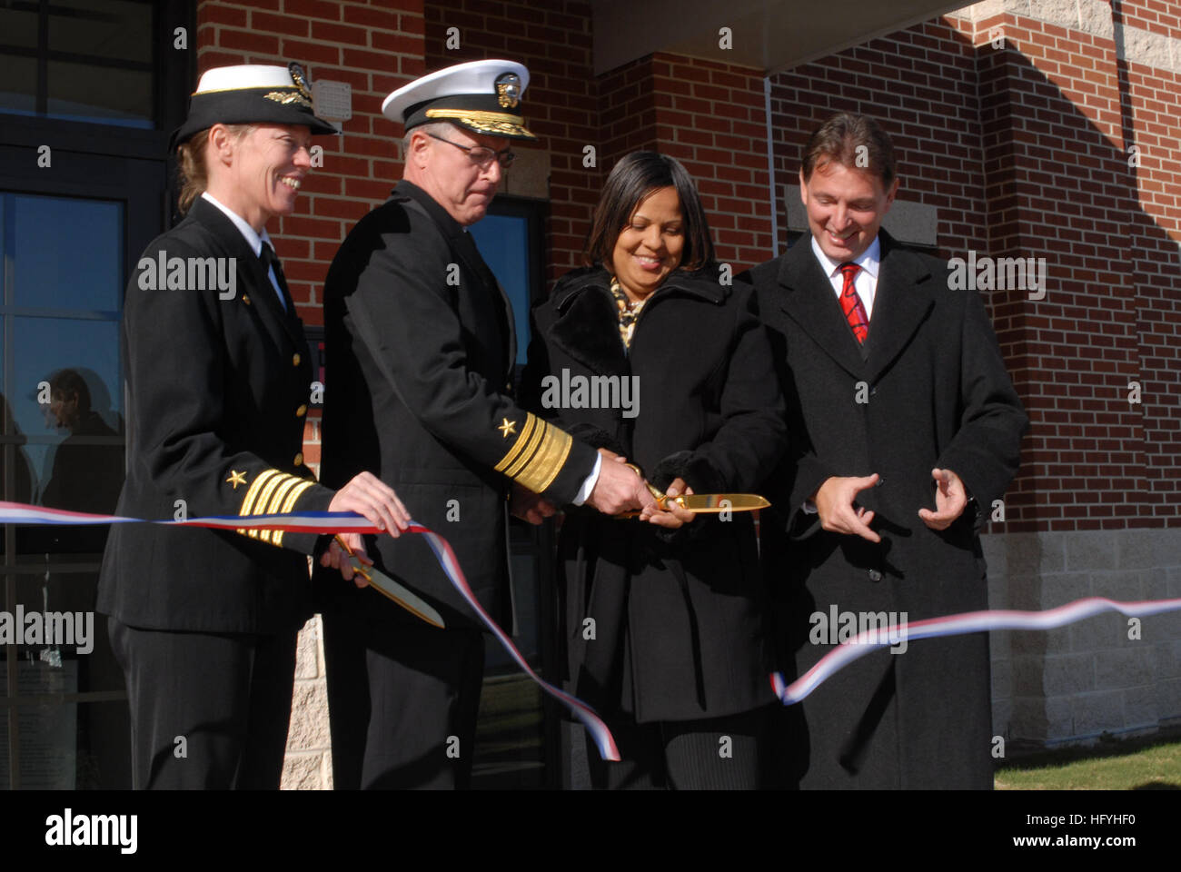 101207-N-5339K-060 NORFOLK (7. Dezember 2010) Vice Admiral Daniel P. Holloway, Kommandeur der US-2. Flotte, durchschneidet das Band während der Eröffnung des Willoughby Child Development Center. Das Center hat eine Kapazität für 306 Kinder. (Foto: U.S. Navy Masse Kommunikation Spezialist Seemann Deven B. King/freigegeben) US Navy 101207-N-5339 K-060 Vize-Admiral Daniel p. Holloway, Kommandeur der US-2. Flotte, durchschneidet das Band während der Eröffnung des Willoughby Ch Stockfoto