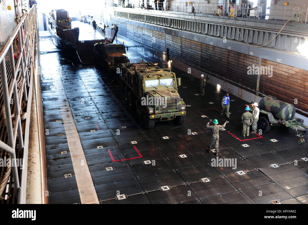 101209-N-3659B-025 Pazifik (9. Dezember 2010) Segler, Assault Craft Einheit (ACU) 1 zugewiesen und Marines bekämpfen Logistik Battalion (CLB) 13 angeschlossenen Geräte auf ein Landungsboot-Dienstprogramm in der Brunnen-Deck von der Amphibien zugewiesen dock Landungsschiff USS Comstock (LSD-45). Comstock, Bestandteil der Boxer amphibische Bereitschaft Gruppe, ACU-1, CLB-13 und der 13. Marine Expeditionary Unit (13. MEU), sind im Gange, vor der Küste von Südkalifornien Zertifizierung Übung in Vorbereitung für eine Bereitstellung von 2011 an. (Foto: U.S. Navy Mass Communication Specialist 2. Klasse Joseph M. Bulia Stockfoto