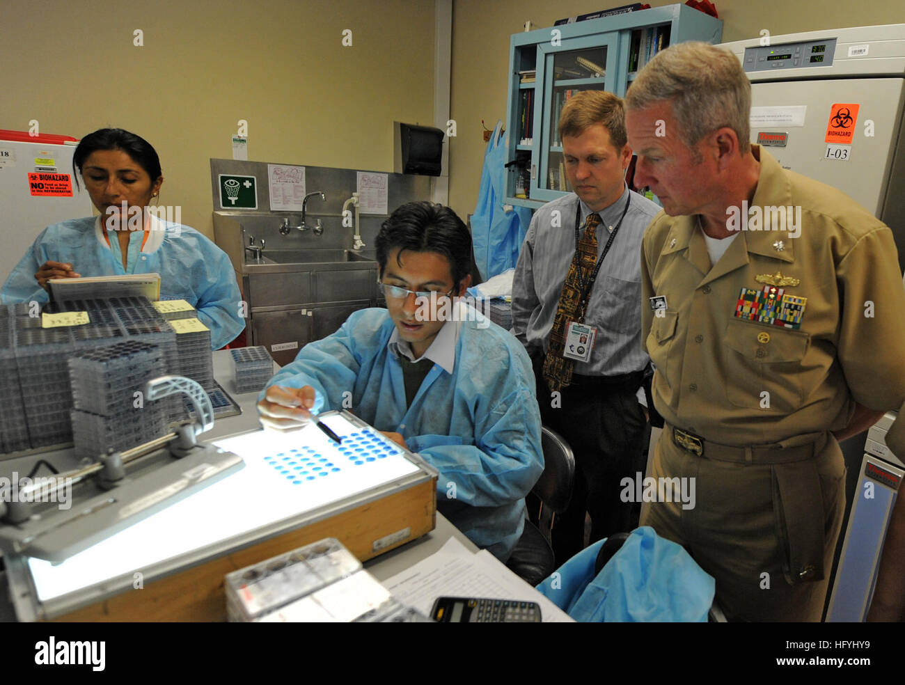 101213-N-7589W-043-LIMA, Peru (13. Dezember 2010) A peruanische Laborantin, Center, erklärt Antikörpertests Verfahren zur Capt John Sanders, Kommandierender Offizier der Naval Medical Research Unit (NMRU) 6, und Commander Mark Becker, Befehlshaber der südlichen Partnerschaft Station 2011, bei einem Rundgang durch die NMRU Verbindung. Partnerschaft-Südbahnhof ist eine jährliche Bereitstellung von US-Schiffen auf den US Southern Command Verantwortungsbereiche in der Karibik und Lateinamerika, Marine, Küstenwache und zivilen Dienstleistungen in der gesamten Region informieren. (U.S. Navy Photo von Masse Kommunikation Sp Stockfoto