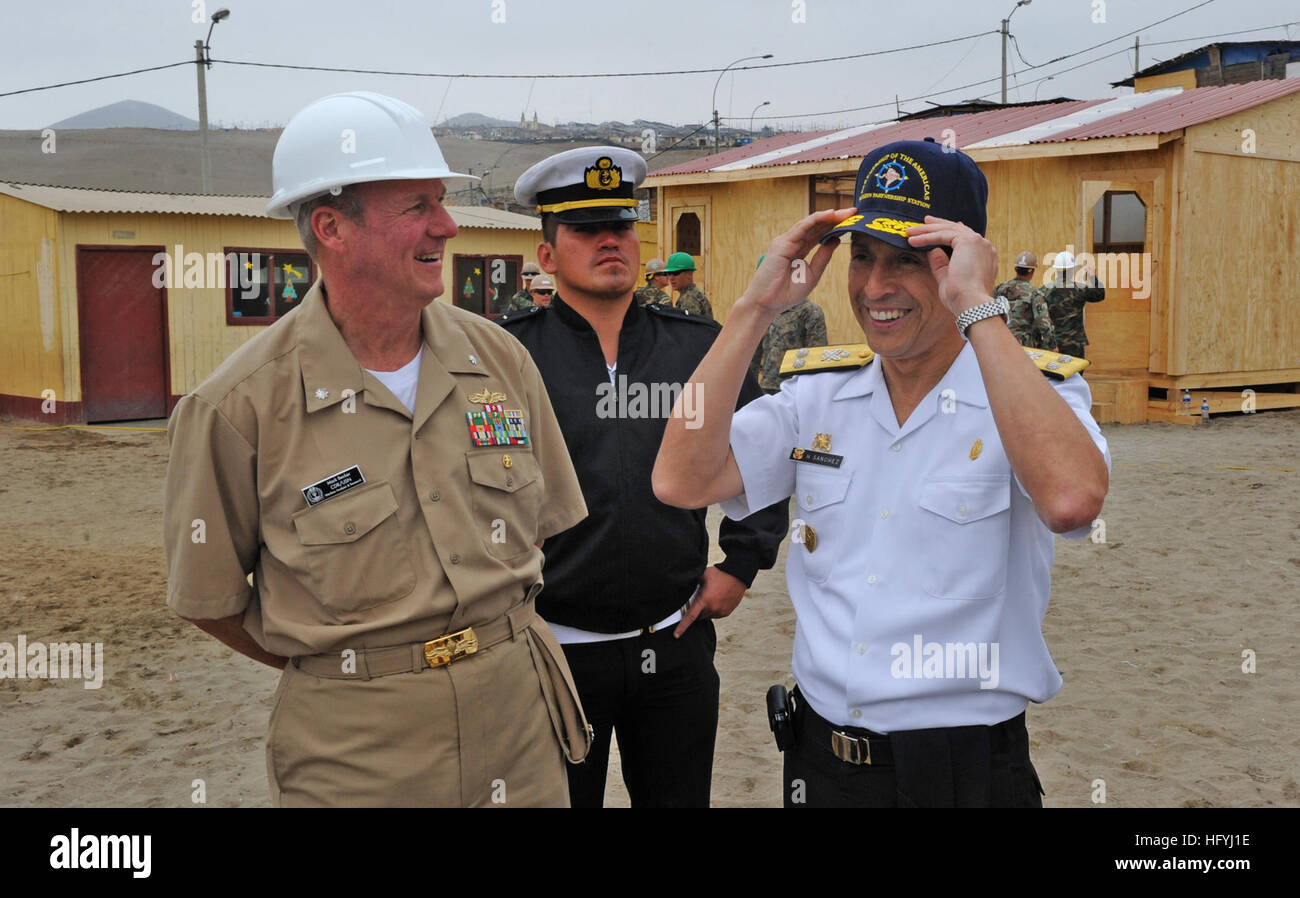 101214-N-7589W-258 VENTANILLA, Peru (14. Dezember 2010) CMdR Mark Becker, Befehlshaber der südlichen Partnerschaft Station (SPS) 2011, teilt einen lachen mit peruanischen Rear Admiral Humberto Sanchez, Direccion Infraestructura Terrestre Kommandant nach präsentiert ihn mit einer Kugel Kommandokapsel in Elias Aguirre Romero Elementary School. Matrosen zugewiesen, Naval Mobile Bau Bataillon (NMCB) 28 und eine Unit Marine engineering in Zusammenarbeit mit der peruanischen Marine, Mehrzweck-Klassenzimmer zu bauen. SPS-2011 ist eine jährliche Bereitstellung von US-Schiffen auf den US Southern Command Verantwortungsbereiche in der Carib Stockfoto