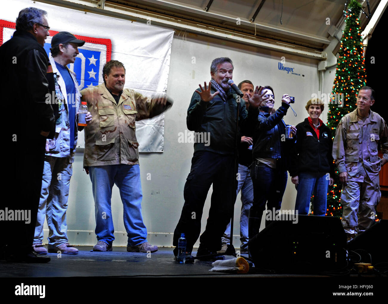 101217-N-6266K-252 BAHRAIN (17. Dezember 2010) Komiker Robin Williams ist auf der Bühne durch Kollegen United Service Organisationen (USO) Entertainer, Lewis Black, links, Kix Brooks, Bob Dipierno, Lance Armstrong, Kathleen Madigan, Deborah Mullen und ihr Ehemann, Vorsitzender der Joint Chiefs Of Staff Admiral Mike Mullen während einer USO Tour Performance verbunden. (Foto: U.S. Navy Mass Communication Specialist 1. Klasse Joshua Lee Kelsey/freigegeben) US Navy 101217-N-6266K-252 Omedian Robin Williams auf der Bühne Kollegen United Service Organizations, Entertainer und Vorsitzender des Joins gesellt sich Stockfoto