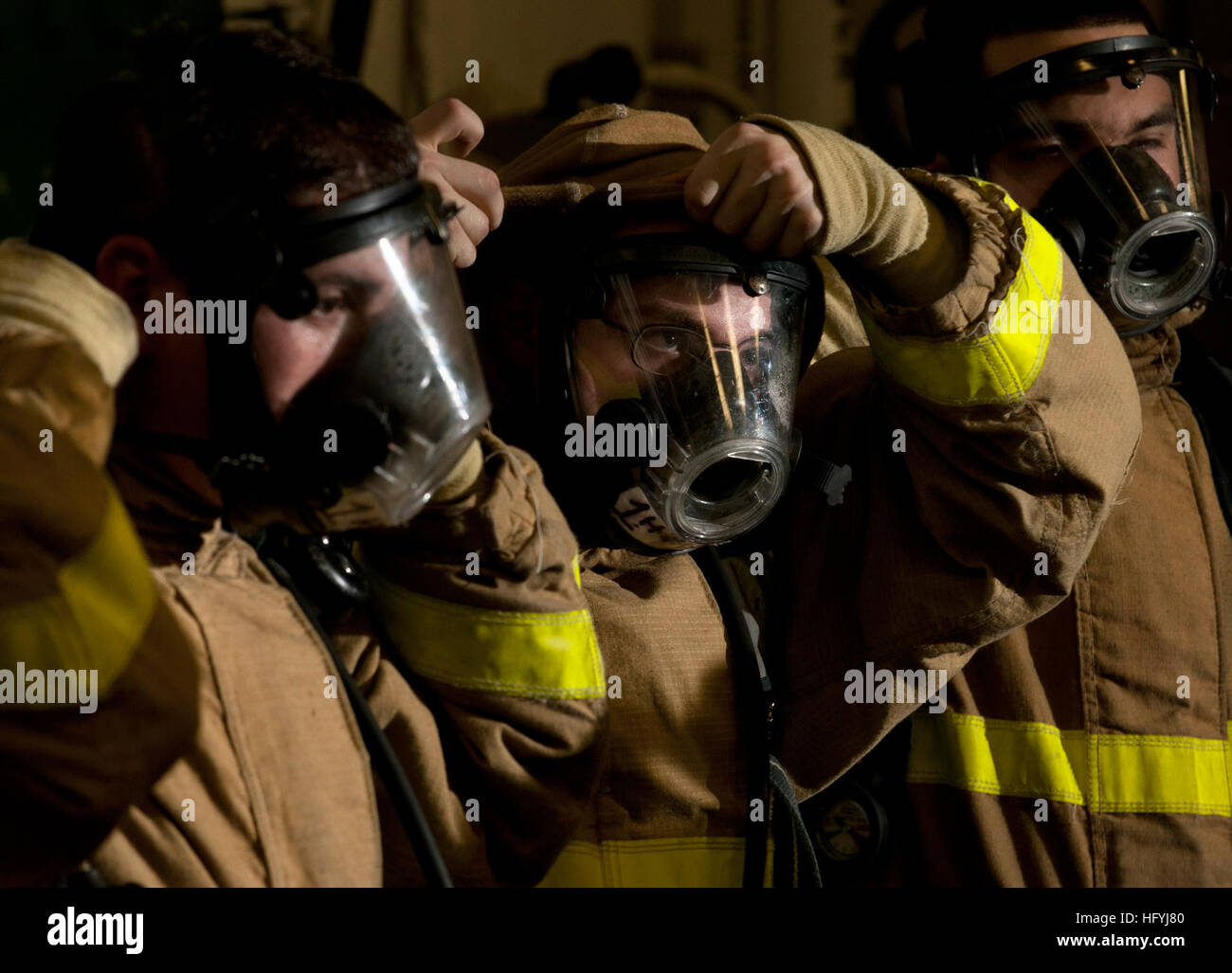 101219-N-7981E-504 Pazifik (19. Dezember 2010) Luftfahrt Elektriker Mate Airman Jamie Fisher, Center und anderen Seglern zugewiesen, um Spind 1F Praxis anziehen der Brandbekämpfung Ensemble während einer allgemeinen Viertel Drill an Bord des Flugzeugträgers USS Carl Vinson (CVN-70) zu reparieren. Carl Vinson und Carrier Air Wing (CVW) 17 sind auf einer dreiwöchigen zusammengesetzte Einheit Übung gefolgt von einer Bereitstellung in die USA 7. und USA 5. Flotte Aufgabenbereiche. (Foto: U.S. Navy Mass Communication Specialist 2. Klasse James R. Evans/freigegeben) US Navy 101219-N-7981E-504-Aviation Electricia Stockfoto