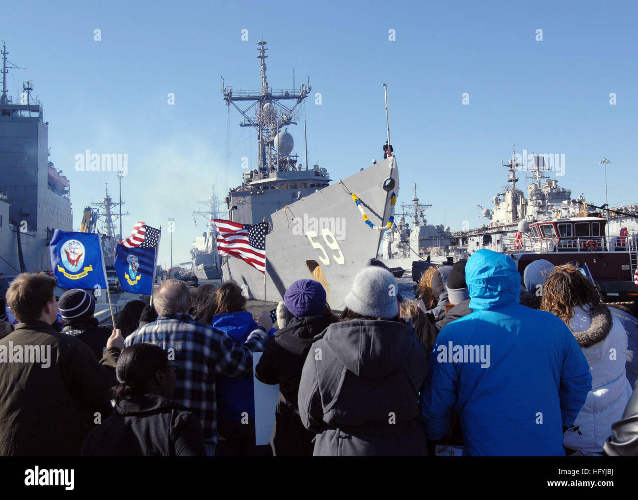 101223-N-5292M-080 NORFOLK (23. Dezember 2010) Familie und Freunde jubeln als geführte Raketen Fregatte USS Kauffman (FFG 59) kehrt in Naval Station Norfolk nach einem sechsmonatigen Einsatz zu den US-5. und 6. Flotte Bereichen Verantwortung. Kauffman führte Pirateriebekämpfung. (Foto: U.S. Navy Mass Communication Specialist 1. Klasse Julie Matyascik/freigegeben) US Navy 101223-N-5292M-080-Familie und Freunde jubeln als geführte Raketen Fregatte USS Kauffman (FFG 59) kehrt Naval Station Norfolk nach einem si Stockfoto