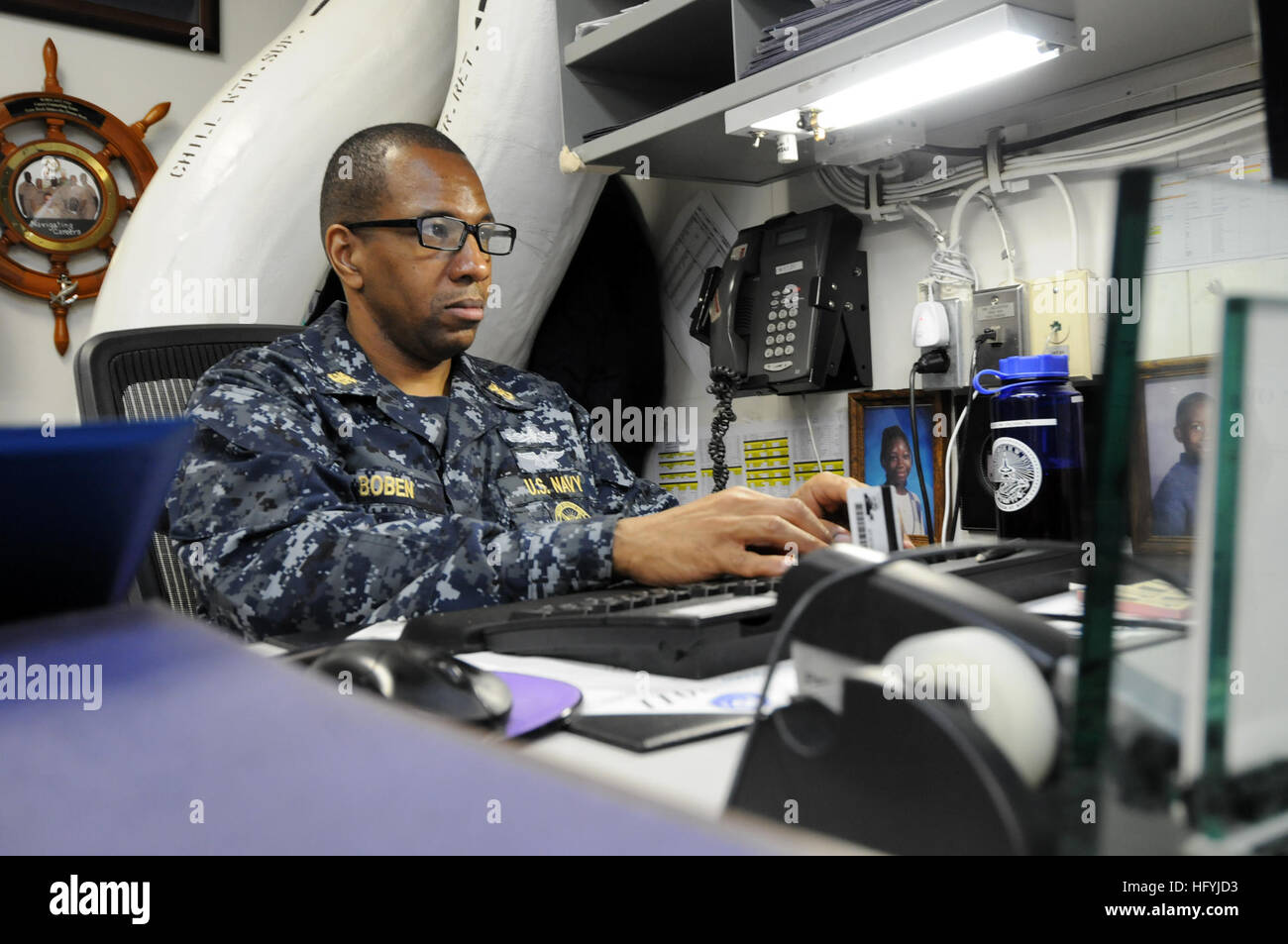 110919-N-HM829-019 Arabisches Meer (19. September 2011) Master Chief Navy Berater Kenneth Boben aktualisiert Datensätze in der Karriere Ratgeber Office an Bord des Flugzeugträgers USS George H.W. Bush (CVN-77). George H.W. Bush in den USA bereitgestellt wird 5. Flotte Aufgabengebiet auf seiner ersten operativen Einsatz Durchführung Seesicherheit Betrieb und Support von Missionen im Rahmen der Operationen Enduring Freedom und New Dawn. (Foto: U.S. Navy Masse Kommunikation Spezialist Seaman K. Cecelia Engrums/freigegeben) US Navy 110919-N-HM829-019 Master Chief Navy Berater Kenneth Boben Aktualisierungen Datensätze in der Stockfoto