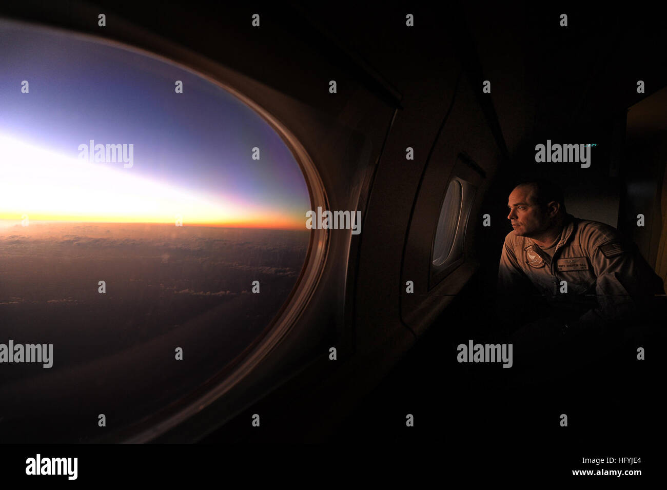 101231-N-6070S-351 US 5TH Flotte Zuständigkeitsbereich (31. Dezember 2010) Flugbetriebsunternehmen Kriegsführung Systeme 1. Klasse Andrew Gill, zugeordnet zu Fleet Logistics Support Squadron (VR) 51, von Kaneohe Bay auf Hawaii beobachtet den Sonnenuntergang von einem Gulfstream C - 20 G während eines Fluges von Victoria, Seychellen. VR-51 erhält Commander Task Force 53 unterstützt Bekämpfung Logistik Missionen und Sicherheit im Seeverkehr Operationen in den USA 5. Flotte Aufgabengebiet. (Foto: U.S. Navy Mass Communication Specialist 2. Klasse Justin E. Stumberg/freigegeben) US Navy 101231-N-6070S-351 Kriegsführung Luftfahrtsysteme Stockfoto