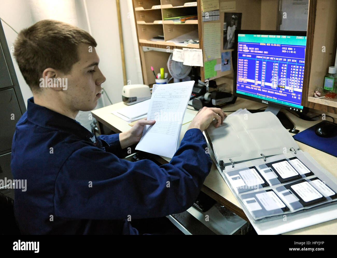 110129-N-7676W-152 Atlantik (29. Januar 2011) kulinarische Spezialist 3. Klasse John Smith nutzt die bestehende DOS-basierten Food-Service-Management-System an Bord des Flugzeugträgers USS Harry S. Truman (CVN-75). Das Office of Naval Research und Tech Lösungen finanziert die Schaffung von neuen modernisierten Food-Service-Management-Software, die derzeit auf mehrere Überwasserschiffe pilotiert wird. Truman soll die Software im März erhalten. Das neue modulare Software-Design ist auf jedem Standort spezifische Bedürfnisse, Menüplanung Budgetinformationen, Ernährungsanalyse, Rezepte und Werkzeuge bietet eine Stockfoto