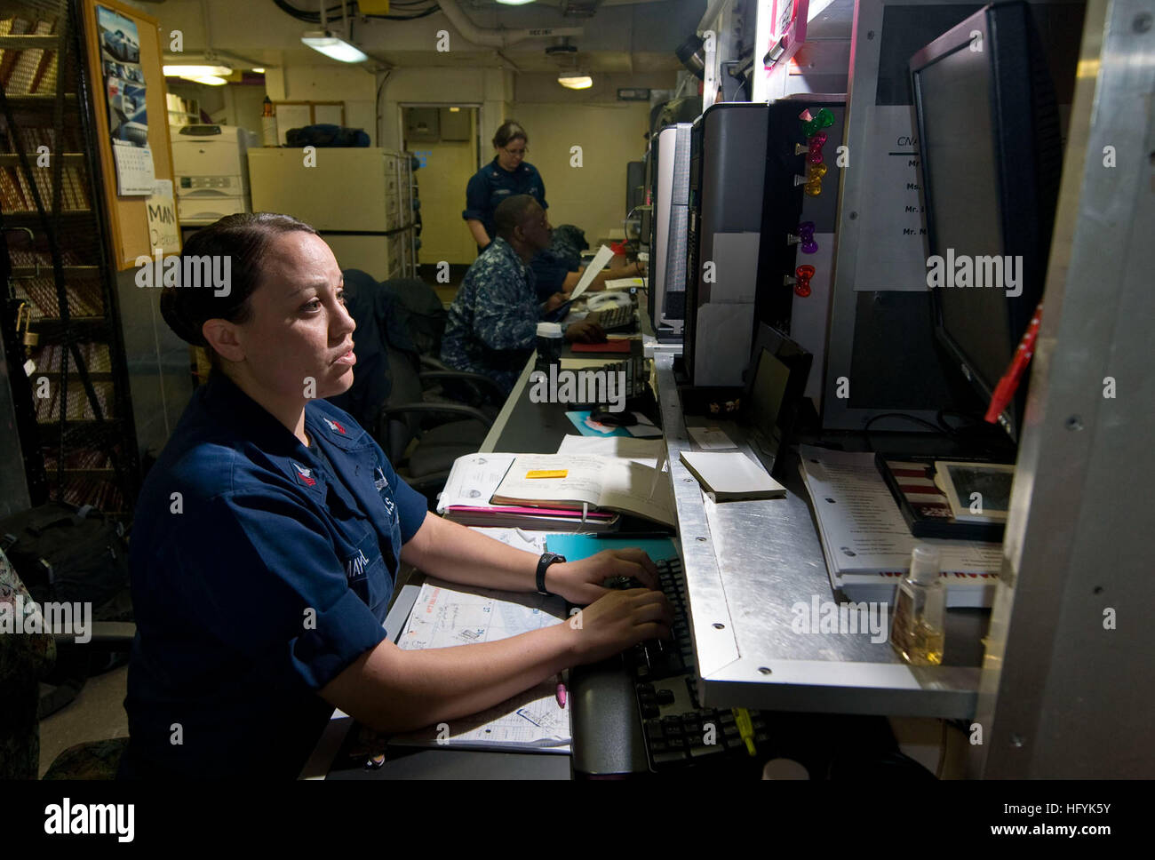 Petty Officer 1. Klasse Martha Mayoral, Logistiker, zugeordnet der Wartung Support Center an Bord der Flugzeugträger der Nimitz-Klasse USS Carl Vinson, gibt Informationen über das organisatorische Management Maintenance System-Next Generation-EDV-System. Die Carl Vinson Carrier Strike Group bereitgestellt wird, Unterstützung von maritimer Sicherheitsoperationen und Sicherheitsbemühungen Zusammenarbeit Theater in den USA 5. Flotte Aufgabengebiet. (Foto: Seemann Rosa A. Arzola) USS Carl Vinson Aktivität DVIDS363870 Stockfoto