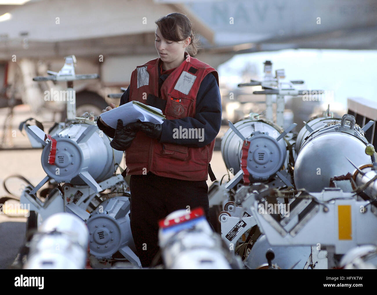 Petty Officer 3rd Class Shirley Shugar, Luftfahrt-Ordnanceman von Joppe, Ala., nimmt Bestandsaufnahme der Artillerie in der "Bomb-Farm" auf dem Flugdeck des Flugzeugträgers USS Ronald Reagan. Die Bombe-Farm ist ein Bereich, für Artillerie vor und nach dem Flugzeug geladen wird. Ronald Reagan Strike Group baut derzeit laufenden Training vor der Bereitstellung in den westlichen Pazifik und Central Command Einsatzgebiete. (U.S. Navy Photo By Seaman Nicholas A. Groesch/freigegeben) USS Ronald Reagan führt Flugbetrieb DVIDS369452 Stockfoto