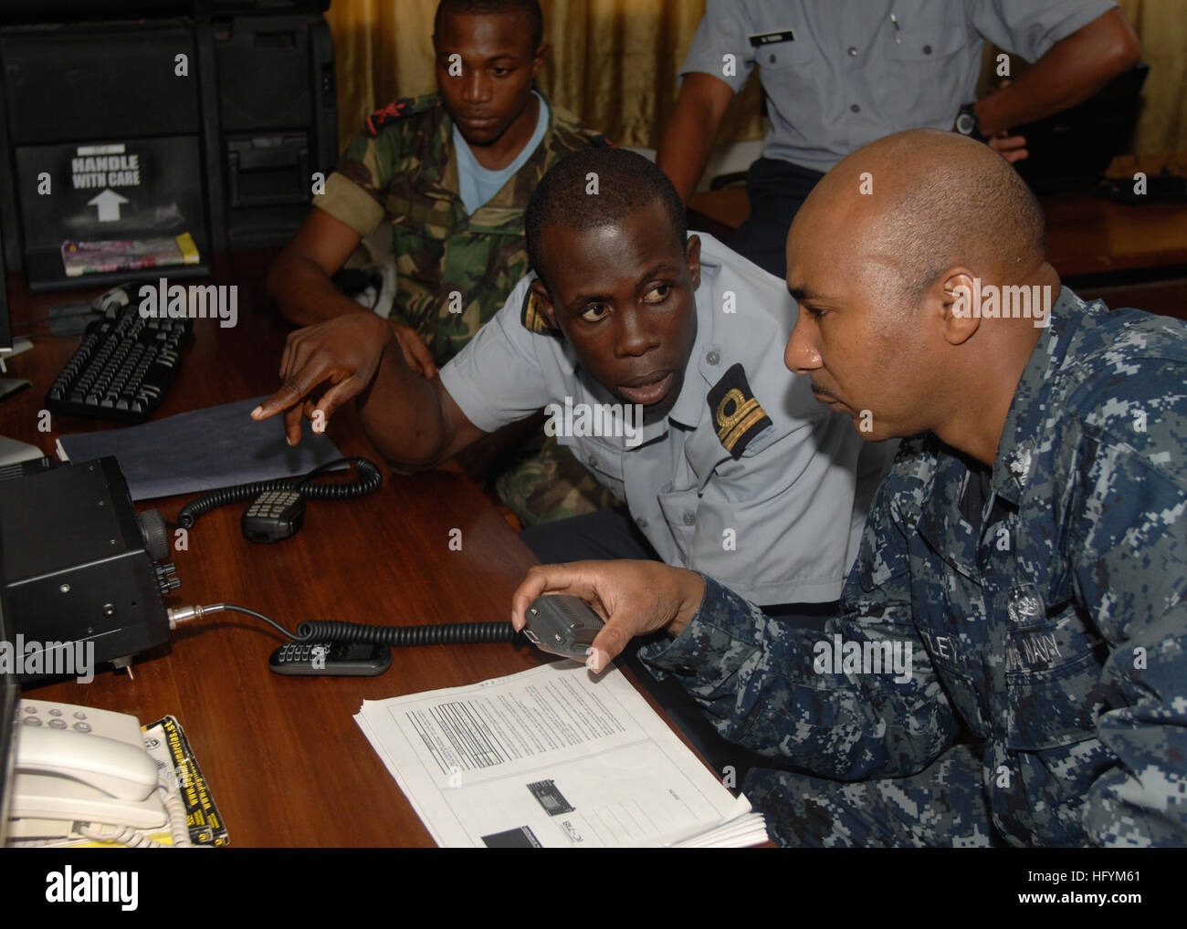 110301-N-HI707-170 São TOMÉ (1. März 2011) Operations Specialist 1. Klasse Willie Bentley, zugewiesen an Bord geführte Raketen Fregatte USS Robert G. Bradley (FFG 49) arbeiten zur Erhöhung der Reichweite auf ein Hochfrequenz-Radio an der Coast Guard Station in Sao Tome, Afrika. Bradley ist auf die Unterstützung der Bereitstellung von Commander, US Naval Forces Europe-Africa, zur Stärkung der globalen maritimen Partnerschaften durch Schulungen und gemeinsame Aktivitäten zur Verbesserung der Sicherheit im Seeverkehr und Sicherheit ich erleichtert West Afrika Partnerschaft Station (APS), eine internationale Sicherheit Kooperationsinitiative Stockfoto