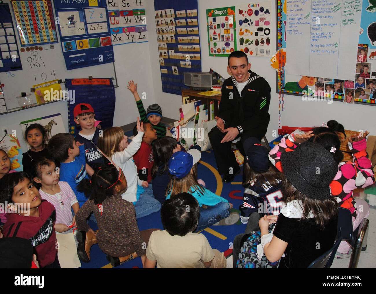 110302-N-5647H-052 WALTHAM, Massachusetts (2. März 2011) Luftfahrt Elektriker Mate Airman Matthew DeAngelo zuweist USS Constitution, Antworten auf Fragen von Kindern in Plympton Elementary School, die Dr. Seuss lesen über Amerika-Tag zu feiern. Zwanzig Segler nahmen an der Veranstaltung mehr als 350 Studenten lesen. (US Navy Foto von Seemann Shannon Heavin/freigegeben) US Navy 110302-N-5647 H-052 Aviation Elektriker Mate Airman Matthew DeAngelo beantwortet Fragen von Kindern in Plympton Elementary School, Cel Stockfoto