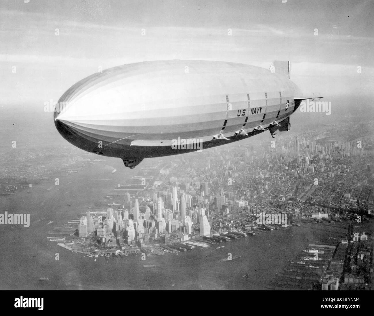 USS Macon über Manhattan Stockfoto