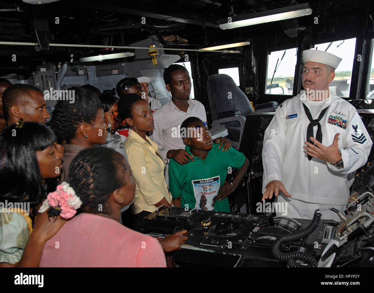 110411-N-HI707-340 LAGOS, Nigeria (11. April 2011) Feuer Controlman 1. Klasse Philip Soltwedel erläutert die Funktion des Schiffes Ruder einer Reisegruppe von Echos von Ajegunle, eine nigerianische Nichtregierungs-Agentur, an Bord der geführte Raketen Fregatte USS Robert G. Bradley (FFG-49). Die Tour war Teil ein Partnerschaft Station West Afrika Hafen besuchen. Afrika-Partnerschaft-Station ist eine internationale Zusammenarbeit Sicherheitsinitiative zur Stärkung der globalen maritimen Partnerschaften durch Schulungen und gemeinsame Aktivitäten zur Verbesserung der Sicherheit im Seeverkehr und Sicherheit in Afrika. (U.S. Navy Photo von Masse Co Stockfoto