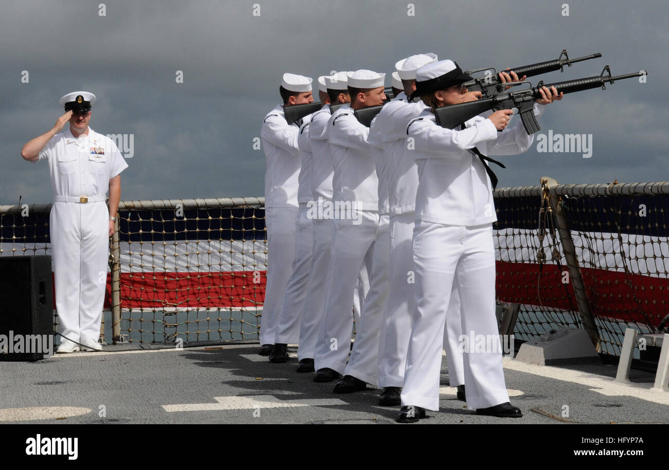 110414-N-VM928-098 PEARL HARBOR (14. April 2011) Segler aus der zeremonielle Garde zugeordnet, geführte Flugkörper USS Chung-Hoon (DDG-93) durchführen 21 Salutschüsse während einer Gedenkveranstaltung für die Fletcher-Klasse USS Sigsbee (DD-502) auf dem Flugdeck ShipÕs. Die Zeremonie fand statt, um Respekt zu 23 Matrosen zu zahlen, deren Leben verloren gingen, wenn ein Kamikaze-Selbstmord-Flugzeug am 14. April 1945, während der Schlacht um Okinawa Sigsbee getroffen. Chung-Hoon ist von Rear Admiral Gordon Paie'a Chung-Hoon, benannt, der Marine-Kreuz und Silver Star für Tapferkeit als der kommandierende Offizier der Sigsbee ausgezeichnet wurde Stockfoto