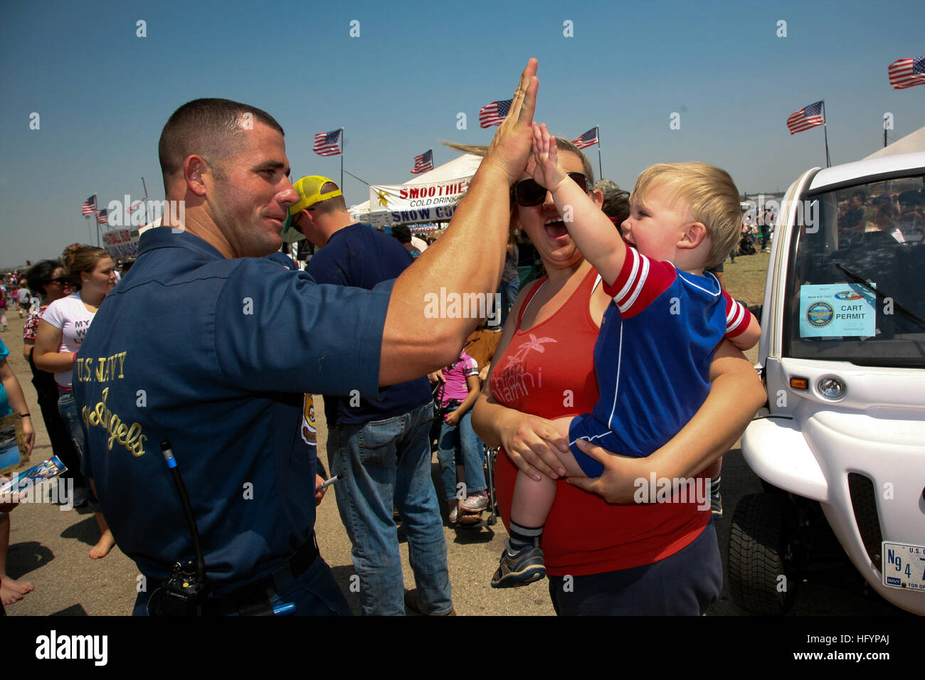 110417-N-YM440-006 FT. WORTH, Texas (17. April 2011) Luftfahrt Supporttechniker Ausrüstung 2. Klasse Jeff Harper, US Navy Flight Demonstration Team, die Blue Angels, High Five ein kleines Kind auf der Air Power Expo zugewiesen. als Teil der Dallas/Ft Wert Navy Week einer der 21 Marine Wochen quer durch Amerika für 2011 geplant. Marine Wochen sollen die Investition zu präsentieren, die Amerikaner haben in ihre Marine als eine globale Kraft für das gute und Sensibilisierung in den Städten, die keine bedeutende Navy Präsenz verfügen. (US Navy Foto von Senior Chef Masse Kommunikation Spezialist Gary Ward/Releas Stockfoto